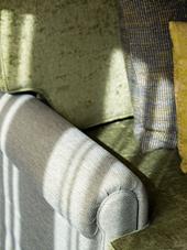 Detailaufnahme eines gestreiften Sessels mit Lichtspiel im Steigenberger Sonnenhof.