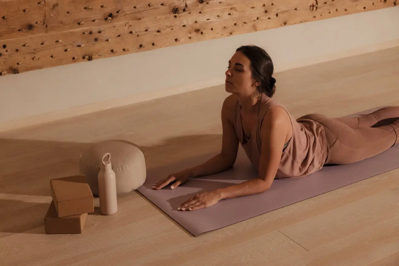 Entspannende Yoga-Session im Fitnessbereich der Schlossanger Alp mit Yogamatte und Zubehör.