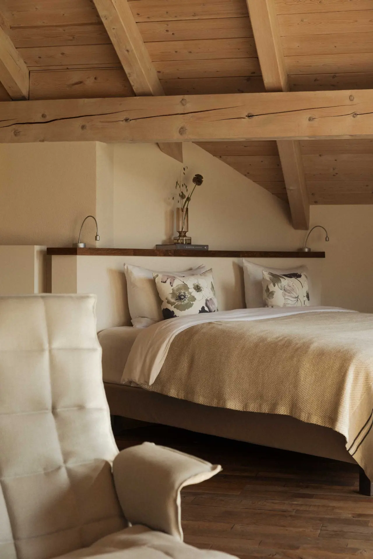 Gemütliches Doppelzimmer mit sichtbaren Holzbalken und stilvoller Einrichtung im Hotel Schlossanger Alp.