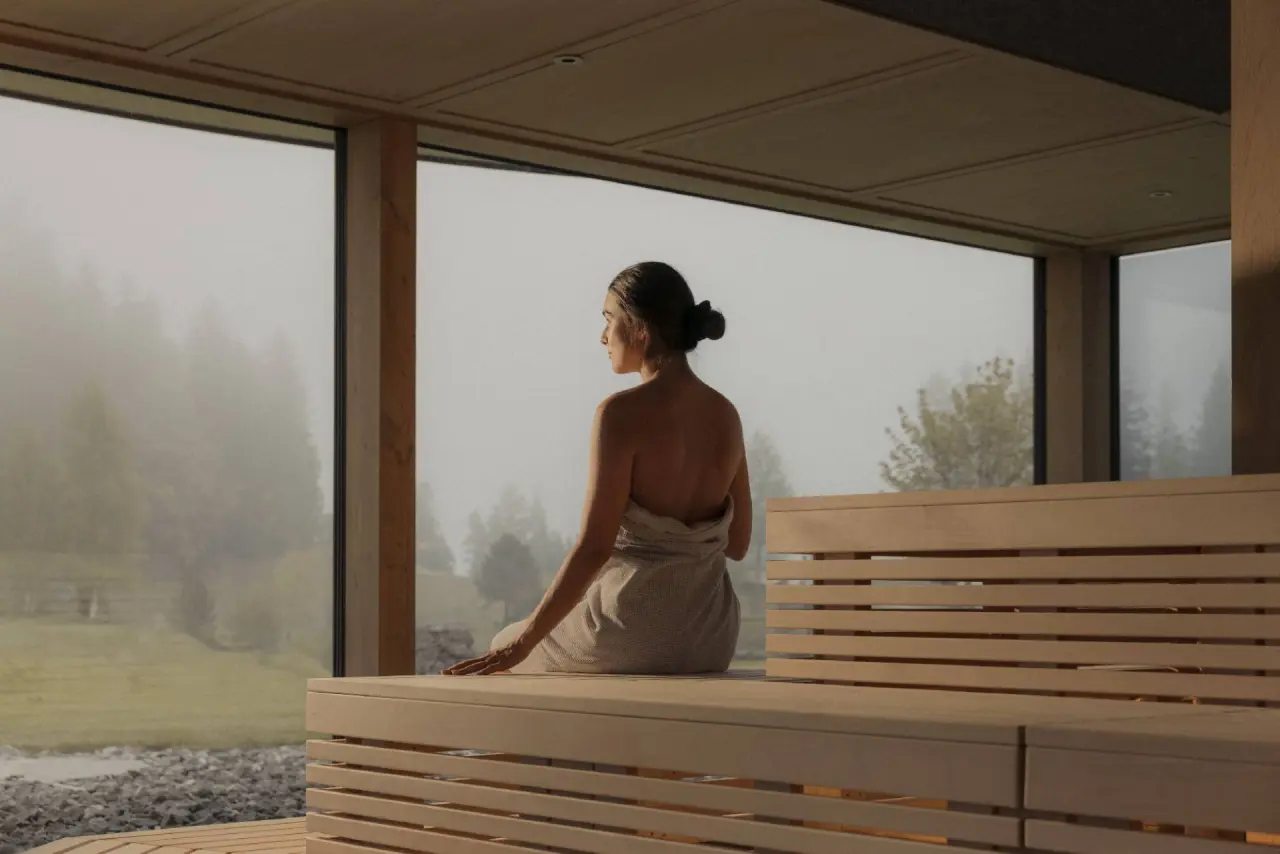 Entspannende Sauna mit Panoramablick auf die Natur im Wellnessbereich des Hotel Schlossanger Alp.