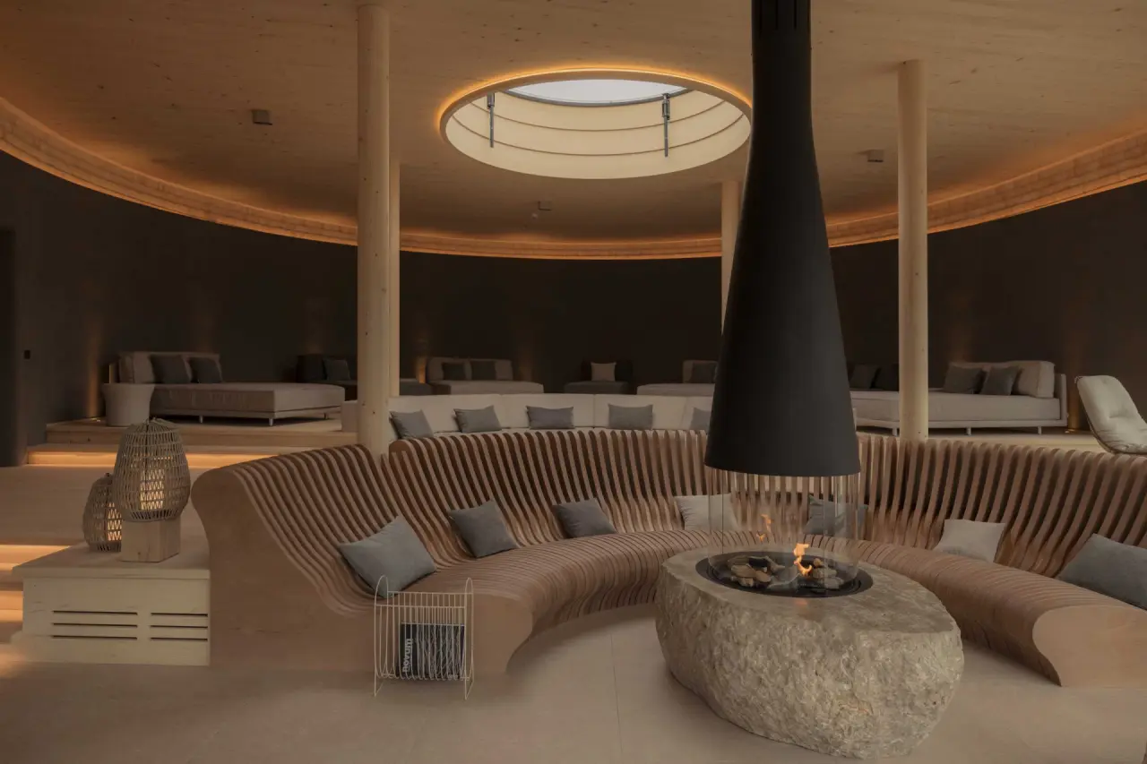 Luxuriöser Entspannungsbereich mit modernem Kamin und Holzdesign im Schlossanger Alp Spa.