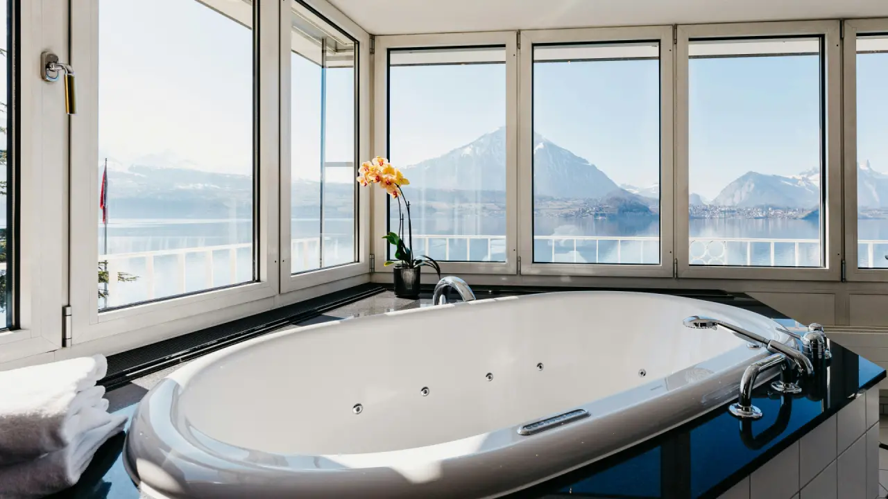Luxuriöser Whirlpool mit Panoramablick auf den Thunersee und die Alpen im BEATUS Wellness- & Spa-Hotel.