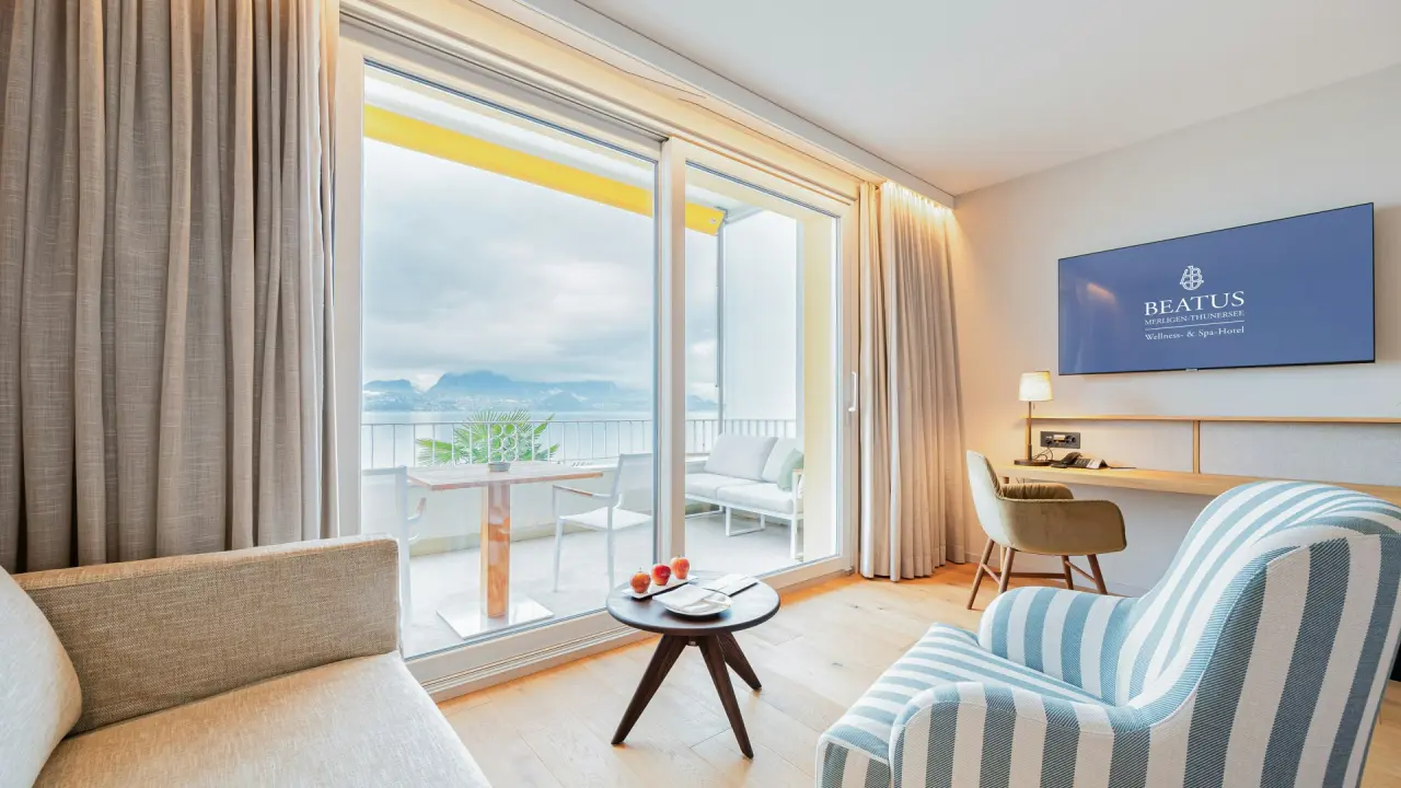 Komfortables Hotelzimmer mit Balkon und Seeblick im BEATUS Wellness- & Spa-Hotel Merligen-Thunersee.