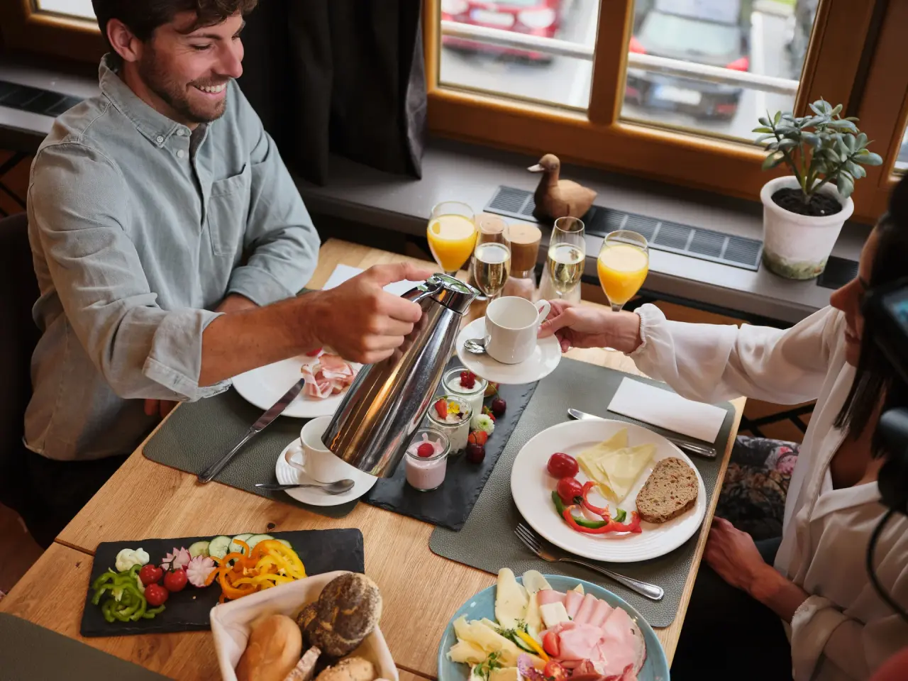Genussvolles Frühstück für zwei mit frischen Speisen und Getränken im Restaurant des Sporthotels Wagrain.