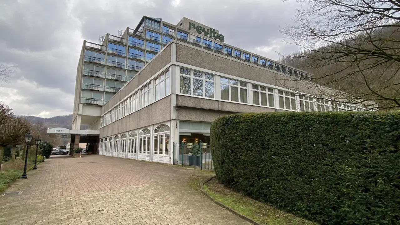 Aussenansicht des Revita Wellnesshotels mit Eingangsbereich und moderner Fassade unter bewölktem Himmel.