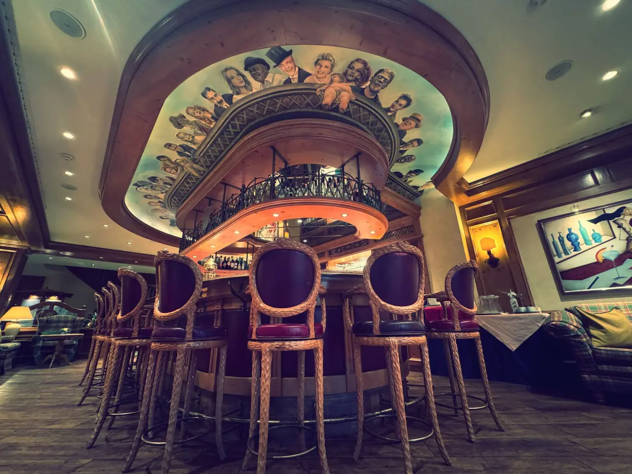Einzigartige Hotelbar mit kunstvoller Deckenmalerei und hohen Barhockern im Revita Wellnesshotel.