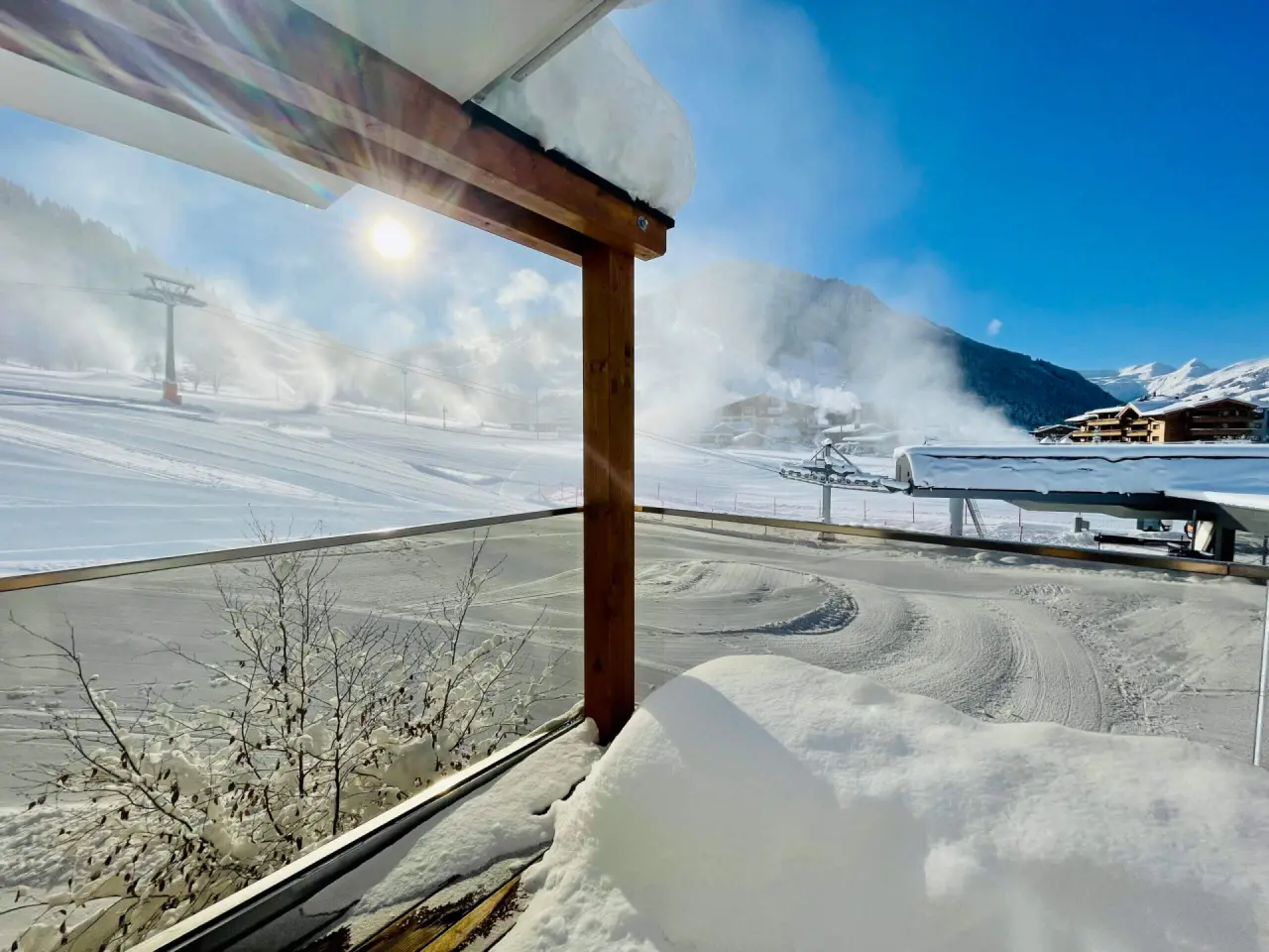 Winterlandschaft mit Skipiste und Bergblick vom Wellness- & Familienhotel Egger.