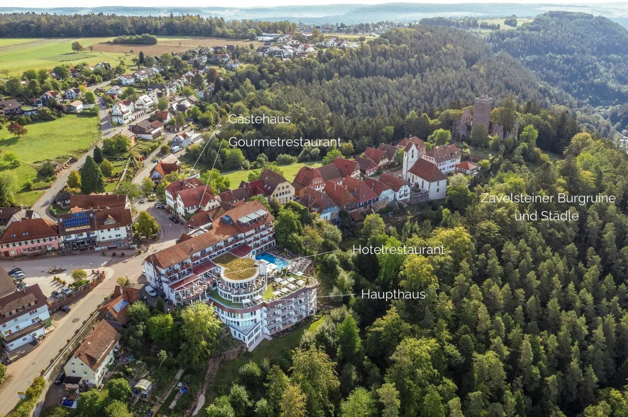 Luftaufnahme des Hotel Berlins KroneLamm mit Pool und umliegendem Dorf Zavelstein im Schwarzwald.