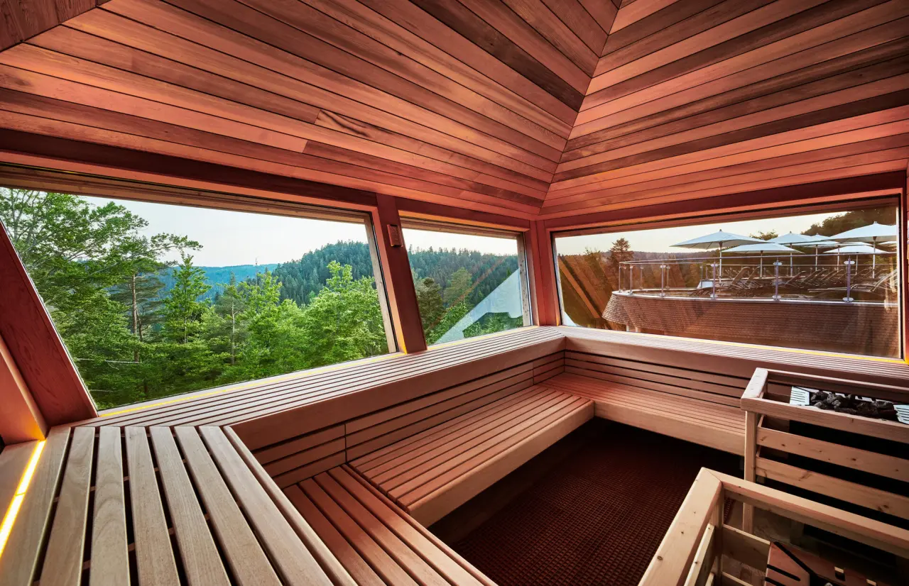 Moderne Panorama-Sauna mit Blick auf den Schwarzwald im Wellnessbereich des Berlins KroneLamm Hotel.