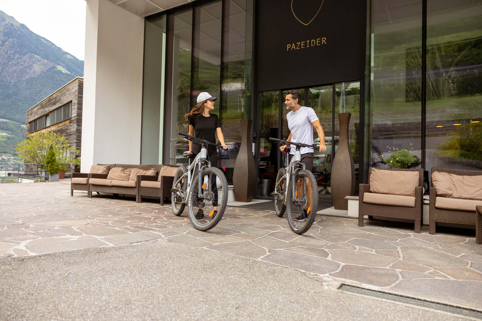 Bio- & Wellnesshotel PAZEIDER in Marling – Gäste mit Fahrrädern am Hoteleingang | Wellnesshotel Südtirol