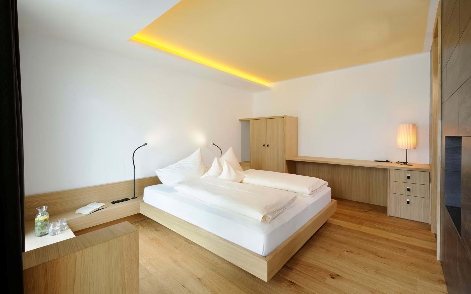 Bio- & Wellnesshotel PAZEIDER in Marling – Modernes Doppelzimmer mit Holzmöbeln | Wellnesshotel Südtirol