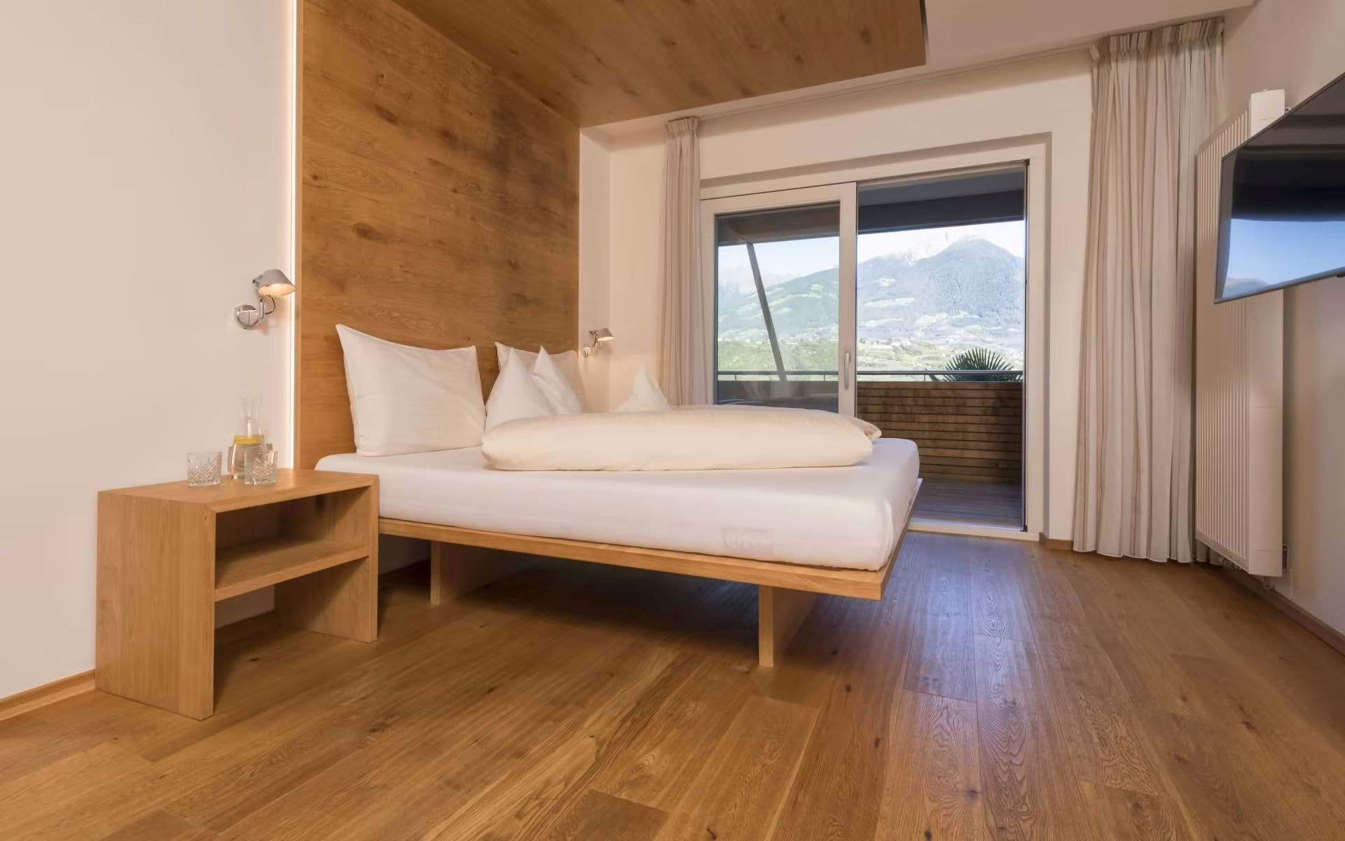 Bio- & Wellnesshotel PAZEIDER in Marling – Komfortables Zimmer mit Balkon und Bergblick | Wellnesshotel Südtirol