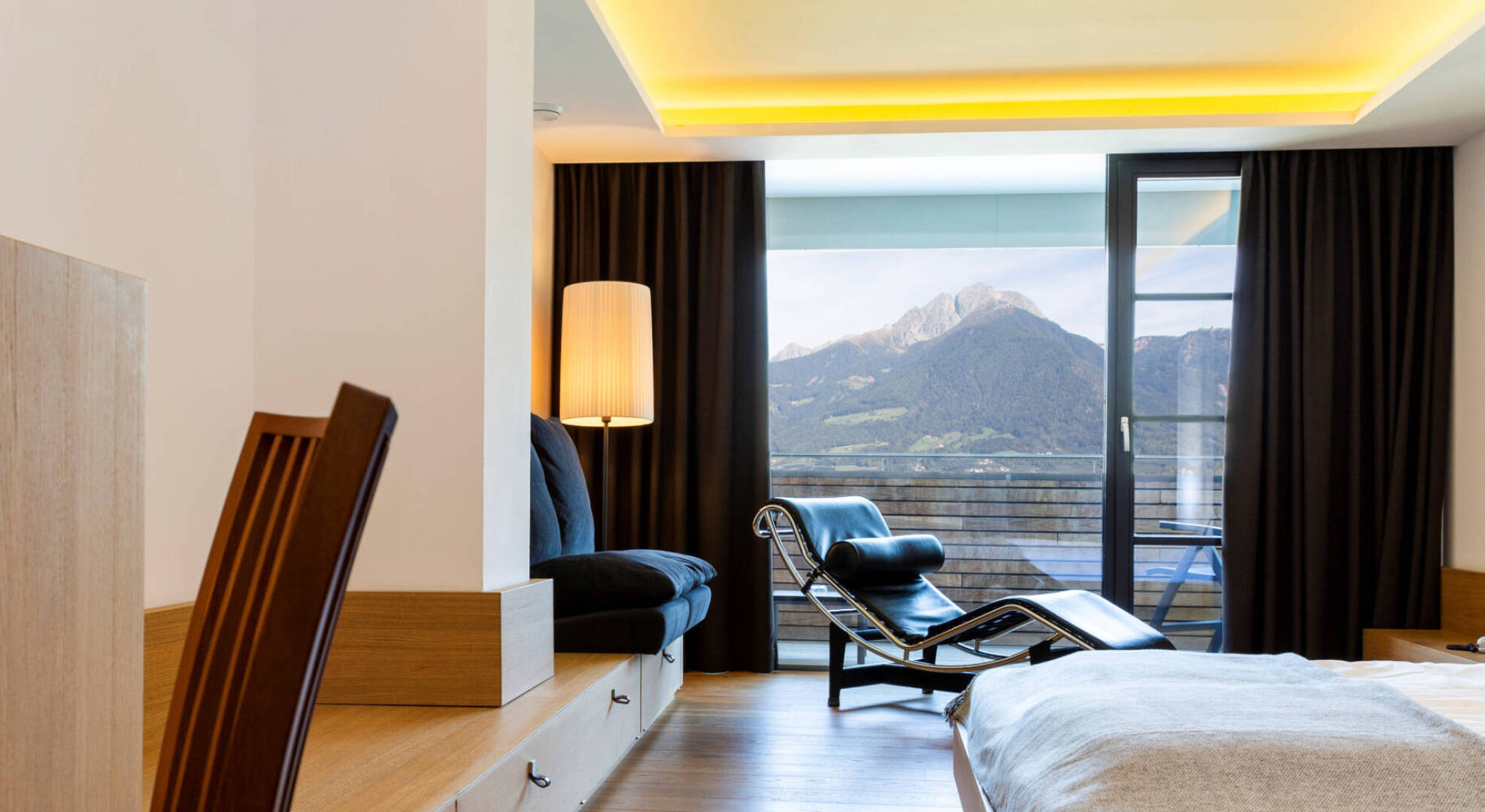 Bio- & Wellnesshotel PAZEIDER in Marling – Suite mit Liege und Panoramablick auf die Berge | Wellnesshotel Südtirol