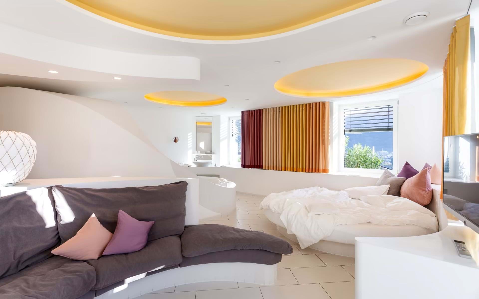 Bio- & Wellnesshotel PAZEIDER in Marling – Exklusive Suite mit rundem Bett und modernem Design | Wellnesshotel Südtirol
