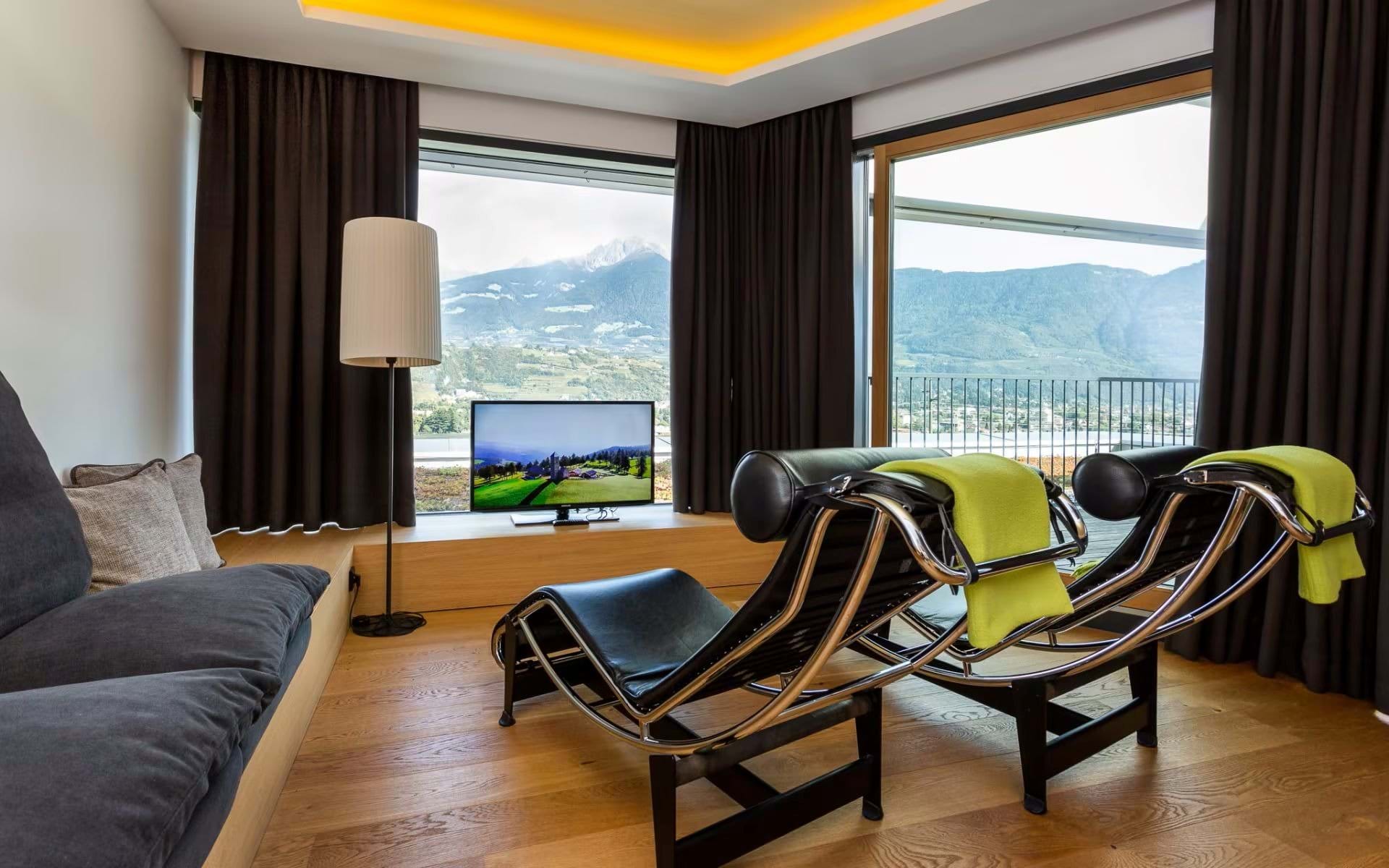 Bio- & Wellnesshotel PAZEIDER in Marling – Gemütlicher Wohnbereich mit Bergblick und Liegestühlen | Wellnesshotel Südtirol