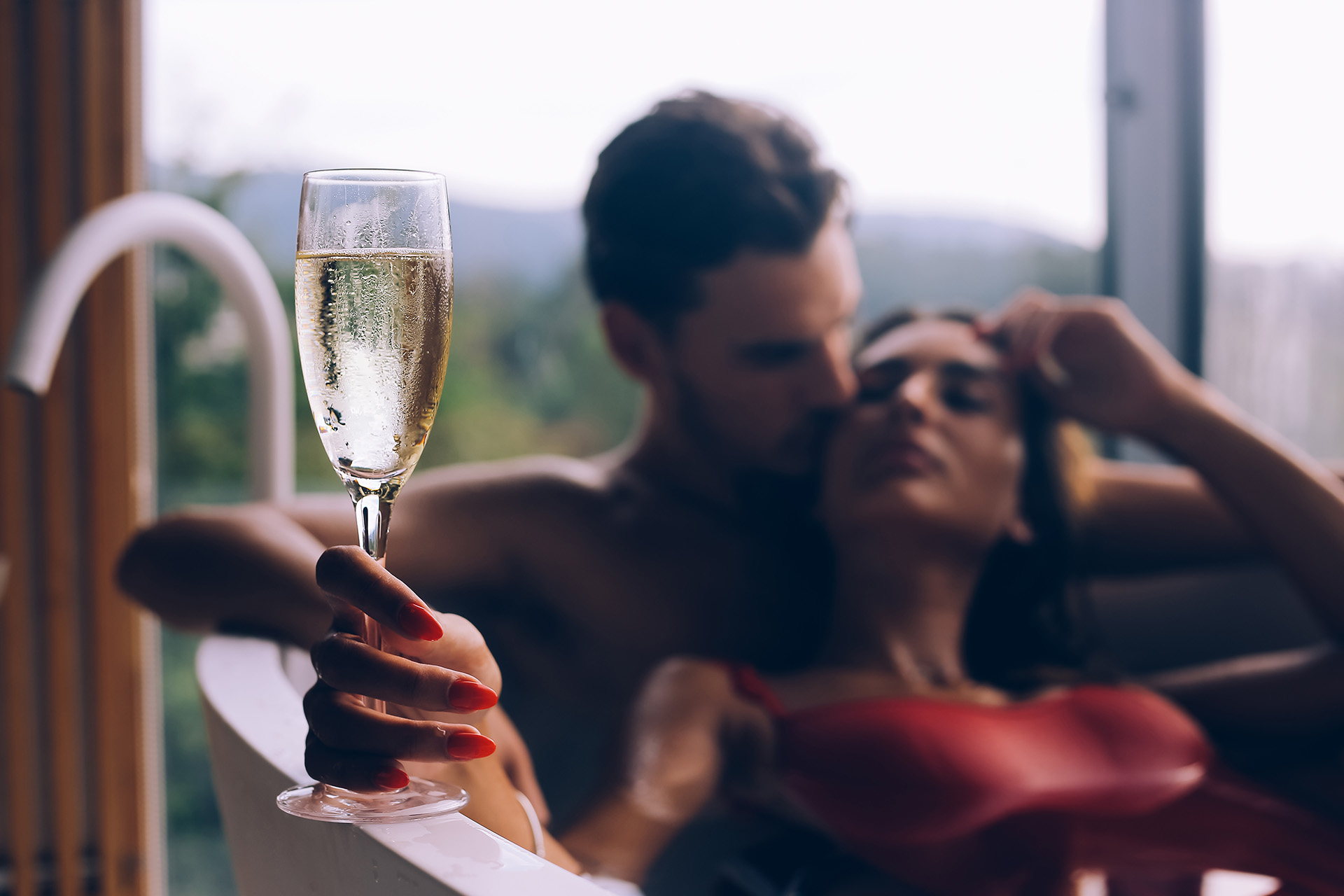 Bio- & Wellnesshotel PAZEIDER in Marling – Romantisches Bad mit Sektglas | Wellnesshotel Südtirol