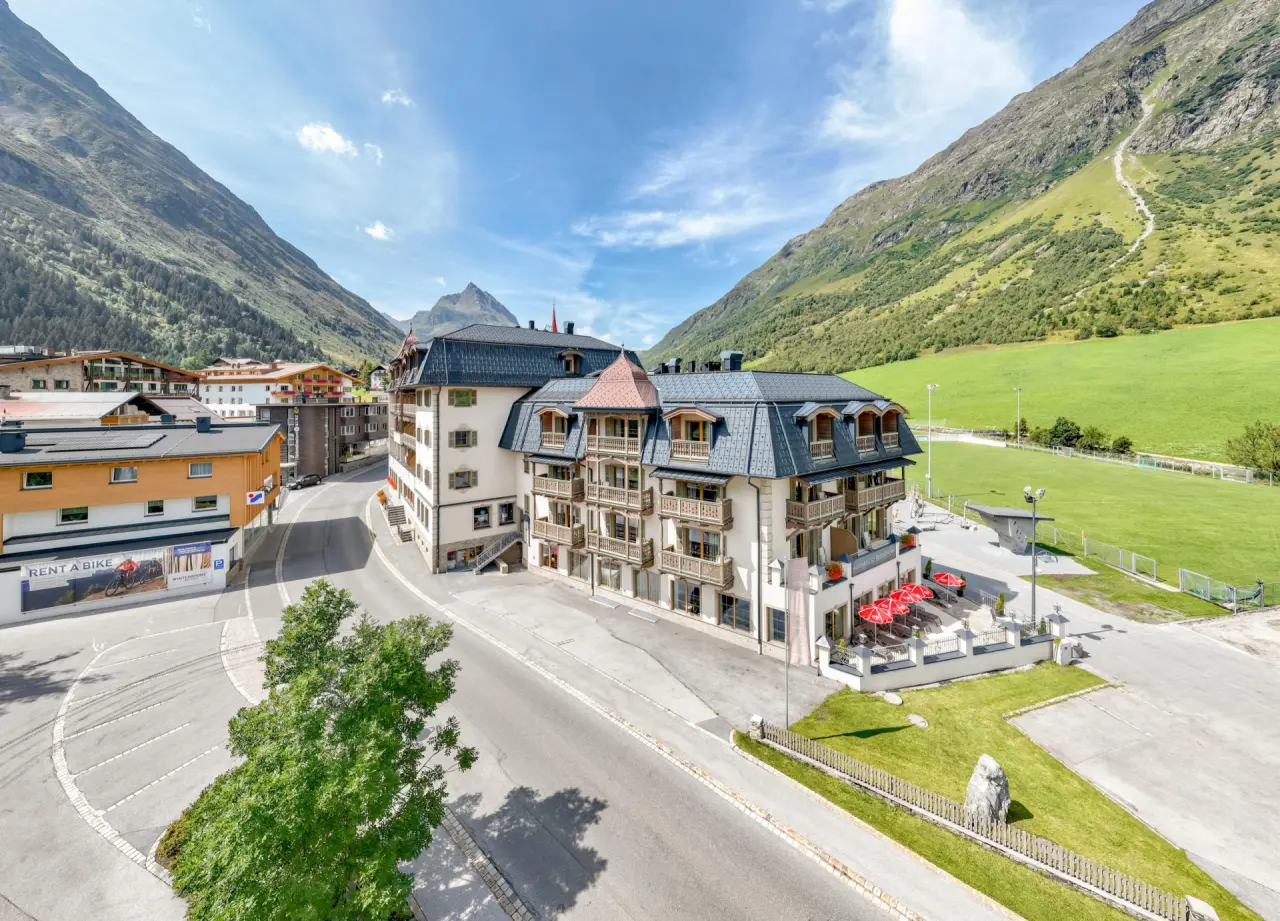 Alpenresort Fluchthorn in Galtür mit traditioneller Architektur und Bergpanorama im Paznauntal.