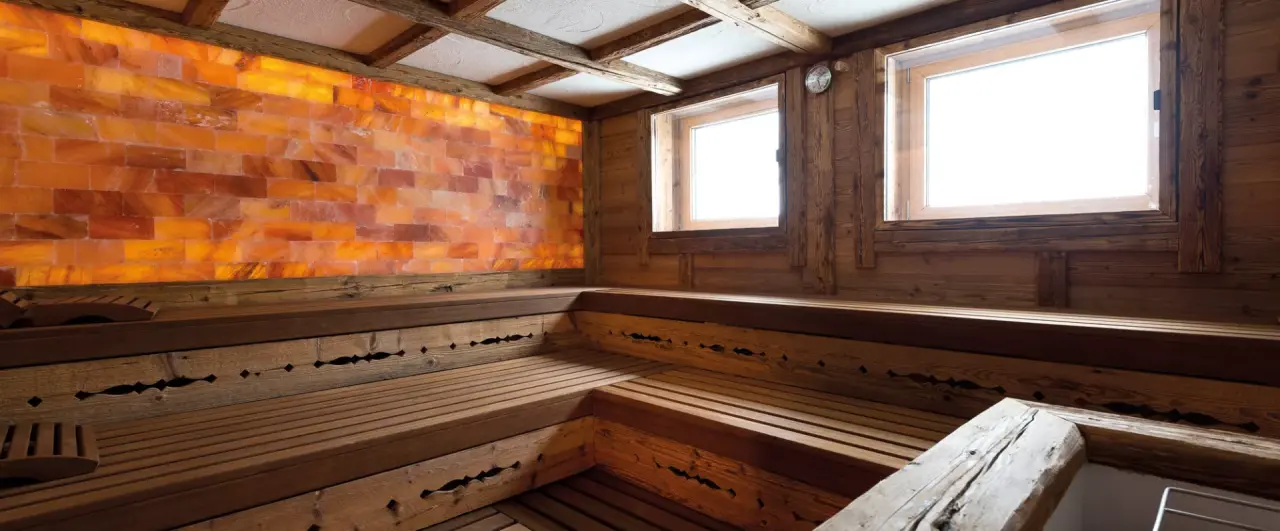 Salzsauna mit beleuchteter Himalaya-Salzsteinwand und Holzinterieur im Alpenresort Fluchthorn