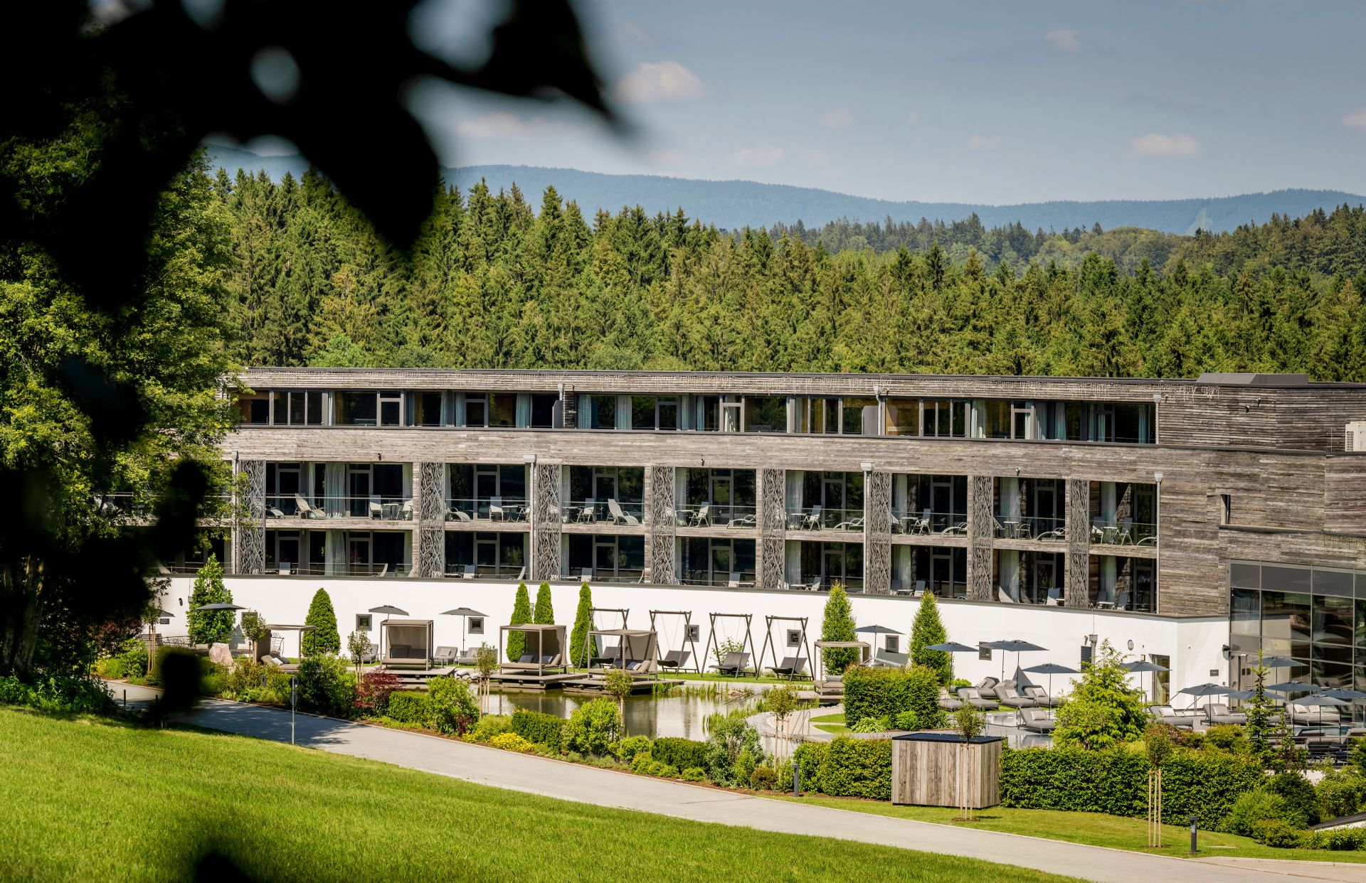 Wellness & Naturresort Reischlhof in Wegscheid – Moderne Hotelfassade inmitten grüner Natur | Wellnesshotel Bayerischer Wald