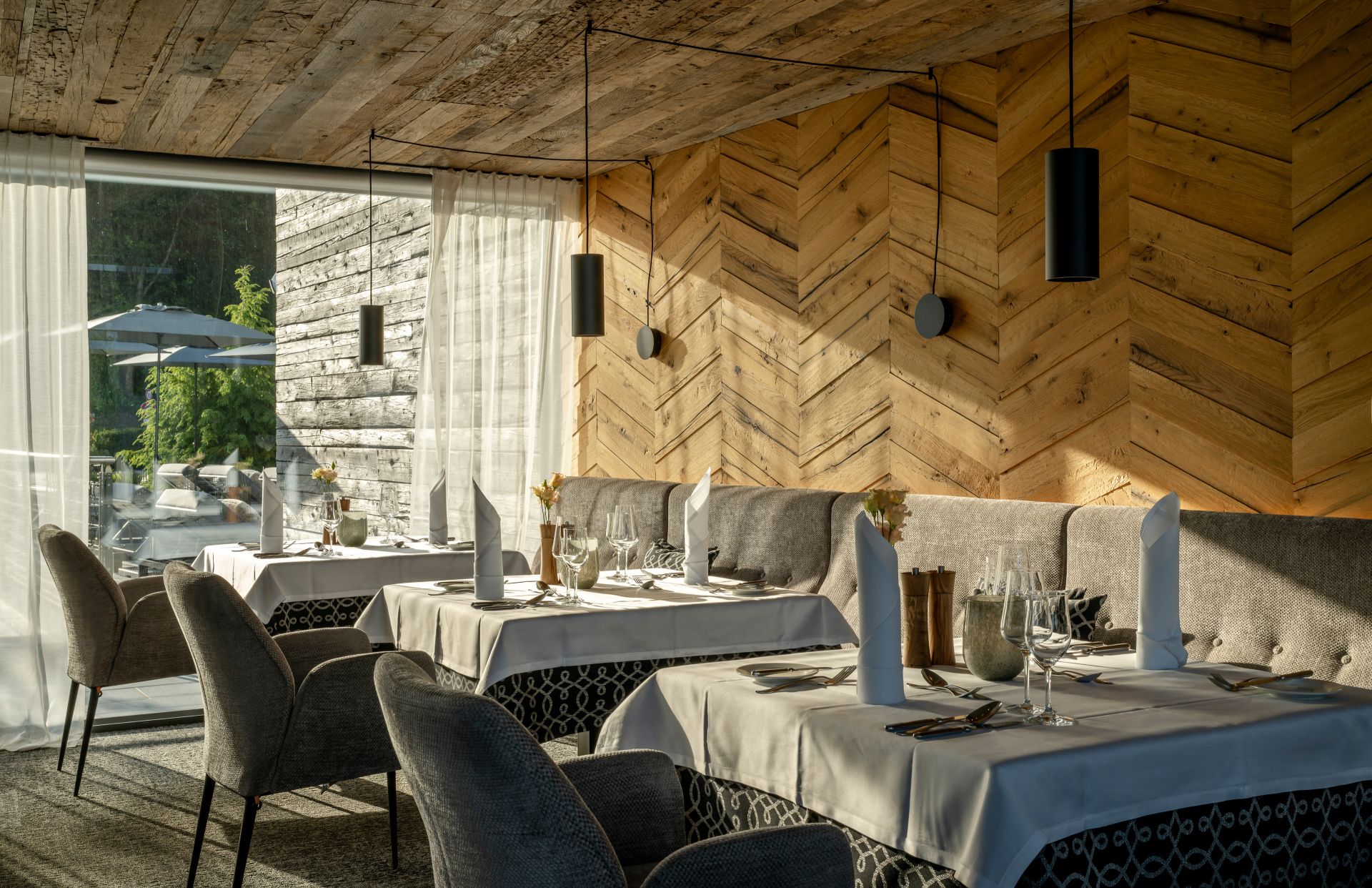 Wellness & Naturresort Reischlhof in Wegscheid – Elegantes Restaurant mit Holzwänden und gedeckten Tischen | Wellnesshotel Bayerischer Wald