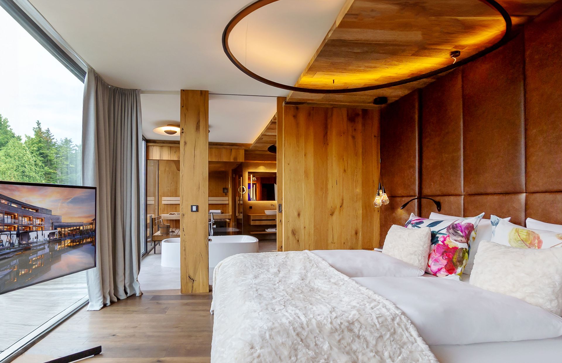 Wellness & Naturresort Reischlhof in Wegscheid – Modernes Hotelzimmer mit Holzelementen und Ausblick | Wellnesshotel Bayerischer Wald