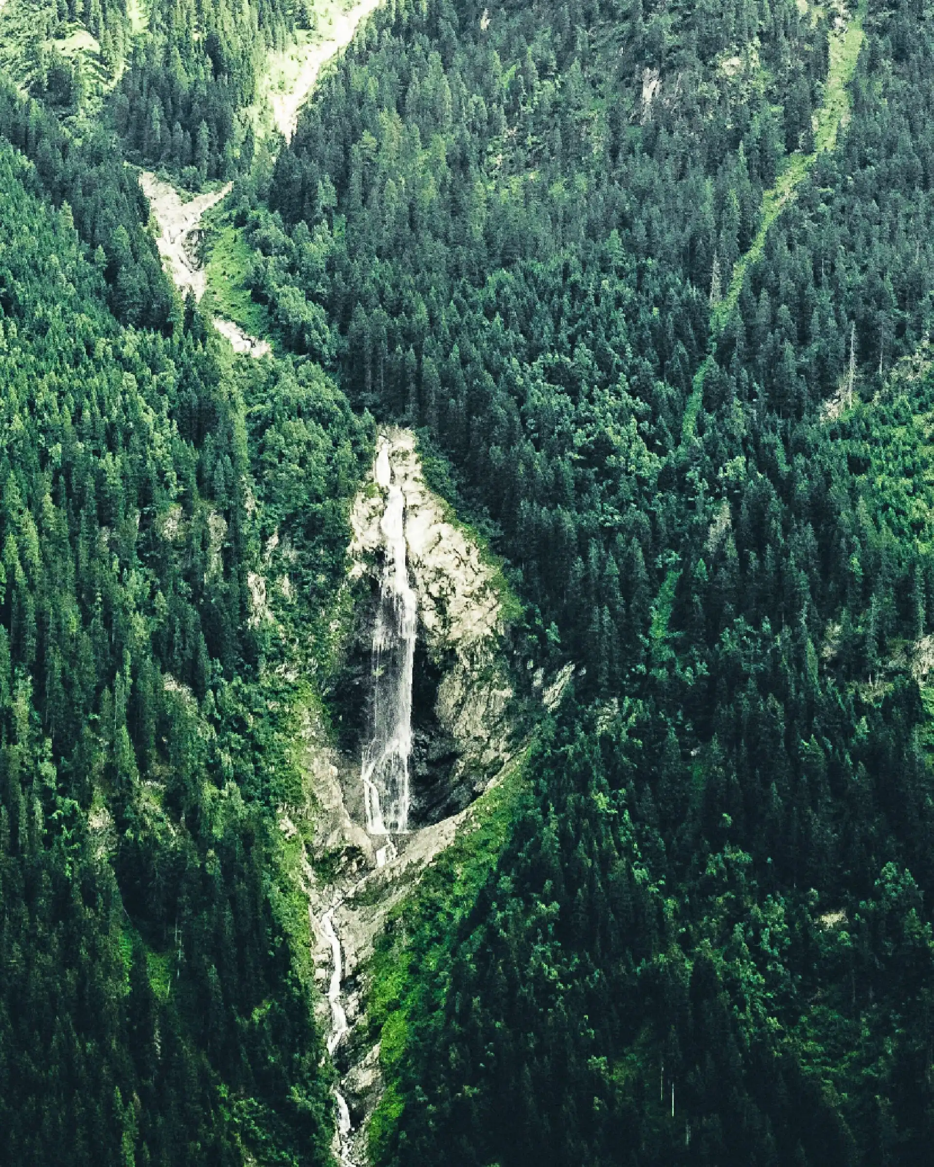 Alpenwellness Hotel Gasteigerhof in Neustift im Stubaital – Beeindruckender Wasserfall in den Stubaier Alpen | Wellnesshotel Stubaital