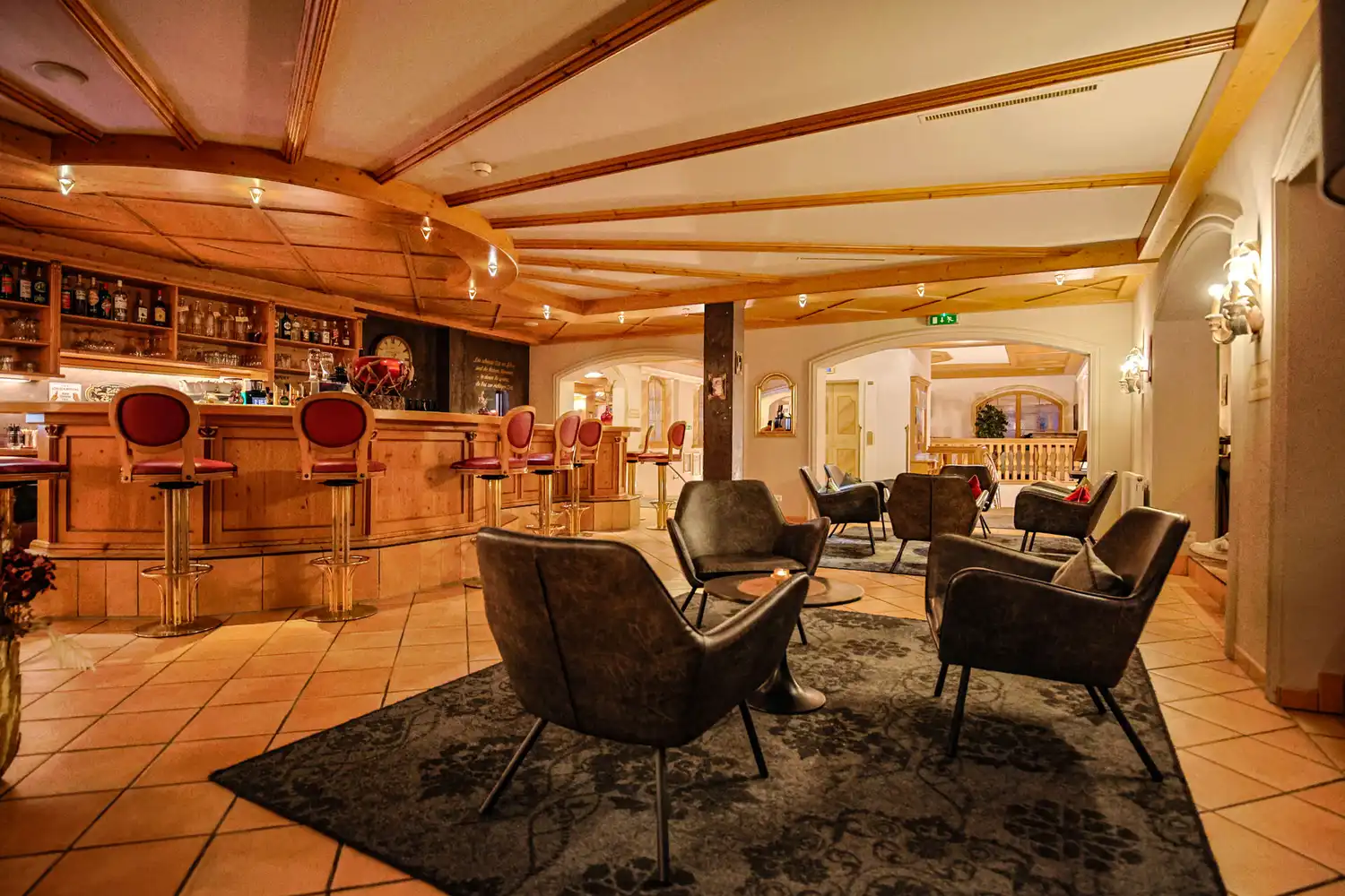 Alpenwellness Hotel Gasteigerhof in Neustift im Stubaital – Gemütliche Hotelbar mit Sitzgelegenheiten | Wellnesshotel Stubaital