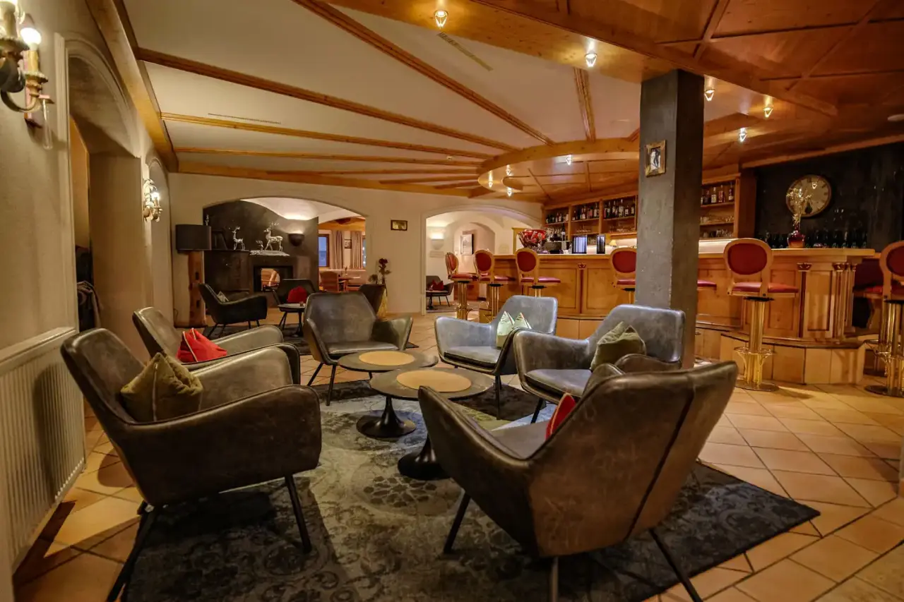 Alpenwellness Hotel Gasteigerhof in Neustift im Stubaital – Restauranttisch mit Bergblick am Abend | Wellnesshotel Stubaital