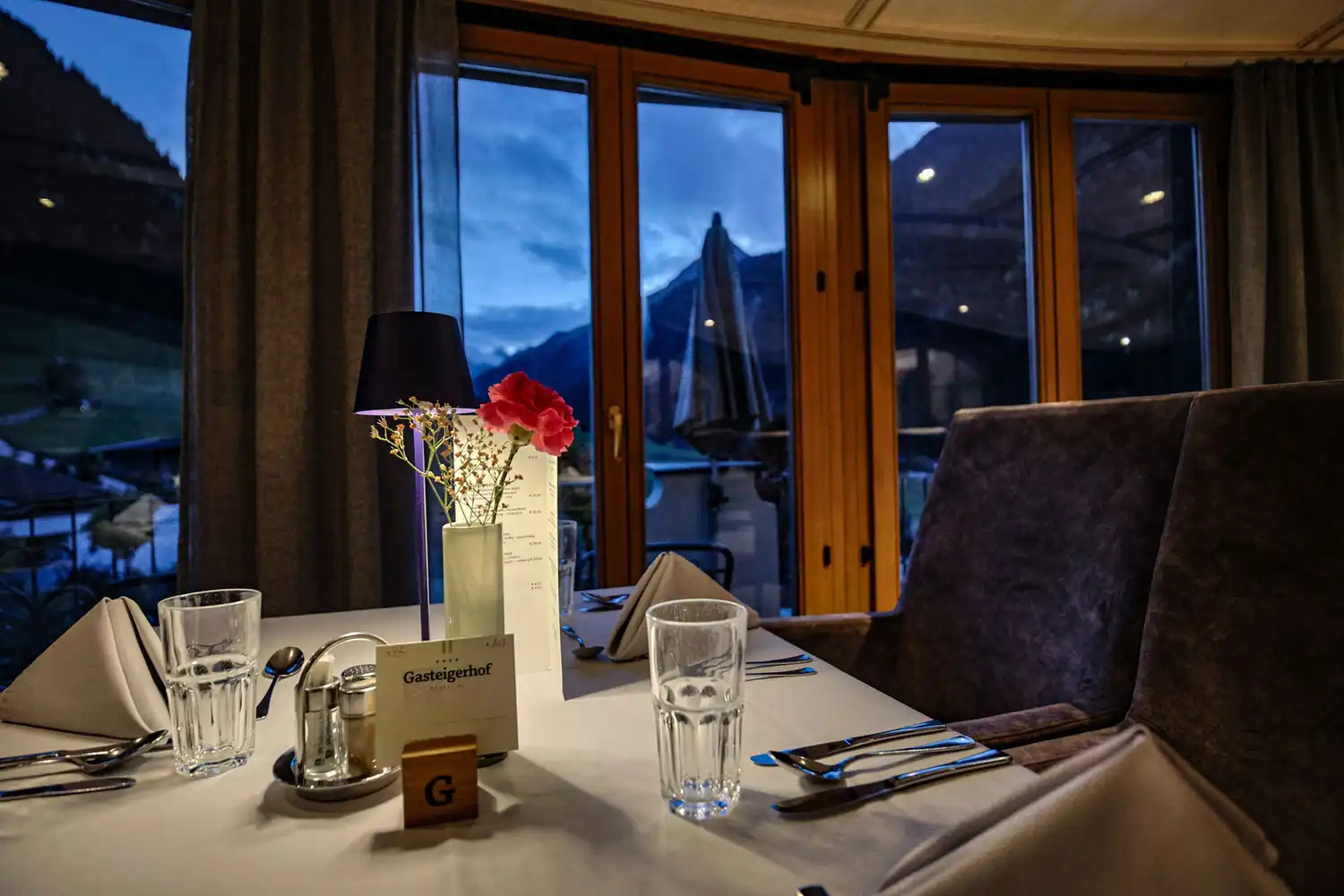 Alpenwellness Hotel Gasteigerhof in Neustift im Stubaital – Gemütliche Hotelbar mit Holzdetails | Wellnesshotel Stubaital