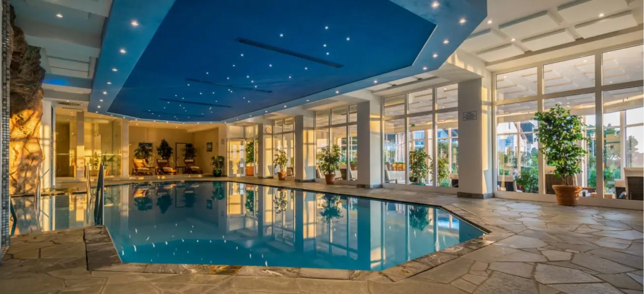 Grosser Innenpool mit Sternenhimmel-Decke und Tageslicht im Balmer See - Hotel·Golf·Spa.