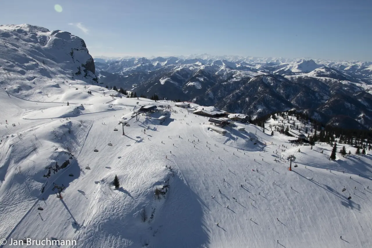 Majestätisches Bergpanorama und belebte Skipisten mit Liften im Skigebiet des Hotel Unterwirt.