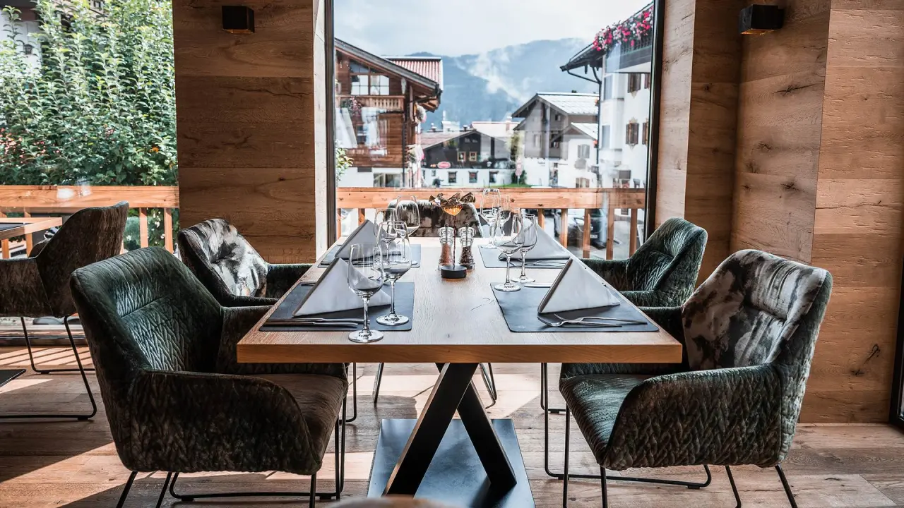 Gemütliches Restaurant im Hotel Unterwirt mit Bergblick und elegant gedeckten Tischen.
