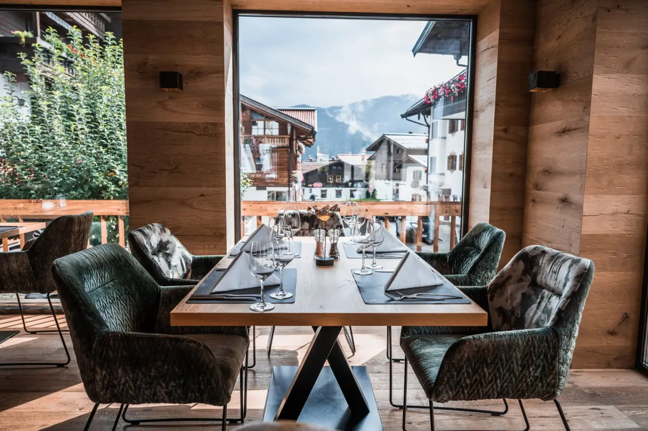 Gemütlicher Restaurantbereich mit Bergblick und elegant gedeckten Tischen im Hotel Unterwirt.