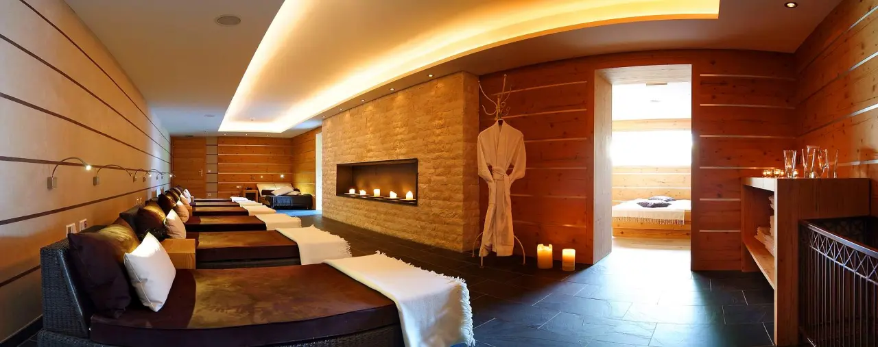 Gemütlicher Ruheraum mit Kamin und bequemen Liegen im Spa-Bereich des Hotel Gut Weissenhof Radstadt.