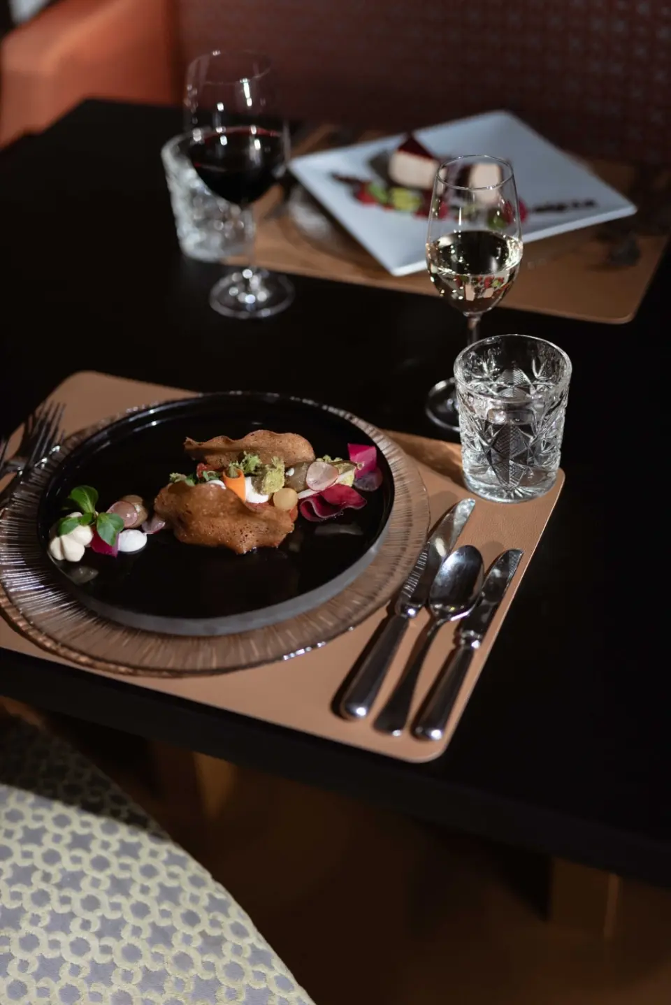 Feines Abendessen mit Gourmet-Gericht und erlesenem Wein im Restaurant des DAS RONACHER Therme & Spa Resort.