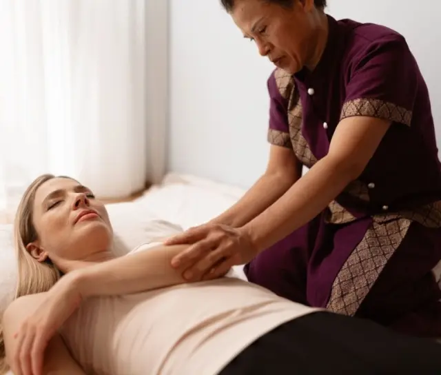 Professionelle Thai-Massage für eine entspannte Gästin im Spa-Bereich des DAS RONACHER Therme & Spa Resort.