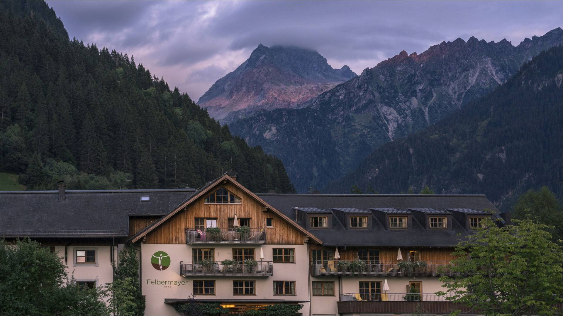 Hotel Felbermayer in Gaschurn – Hotelgebäude vor imposanter Bergkulisse im Sommer | Wellnesshotel Montafon