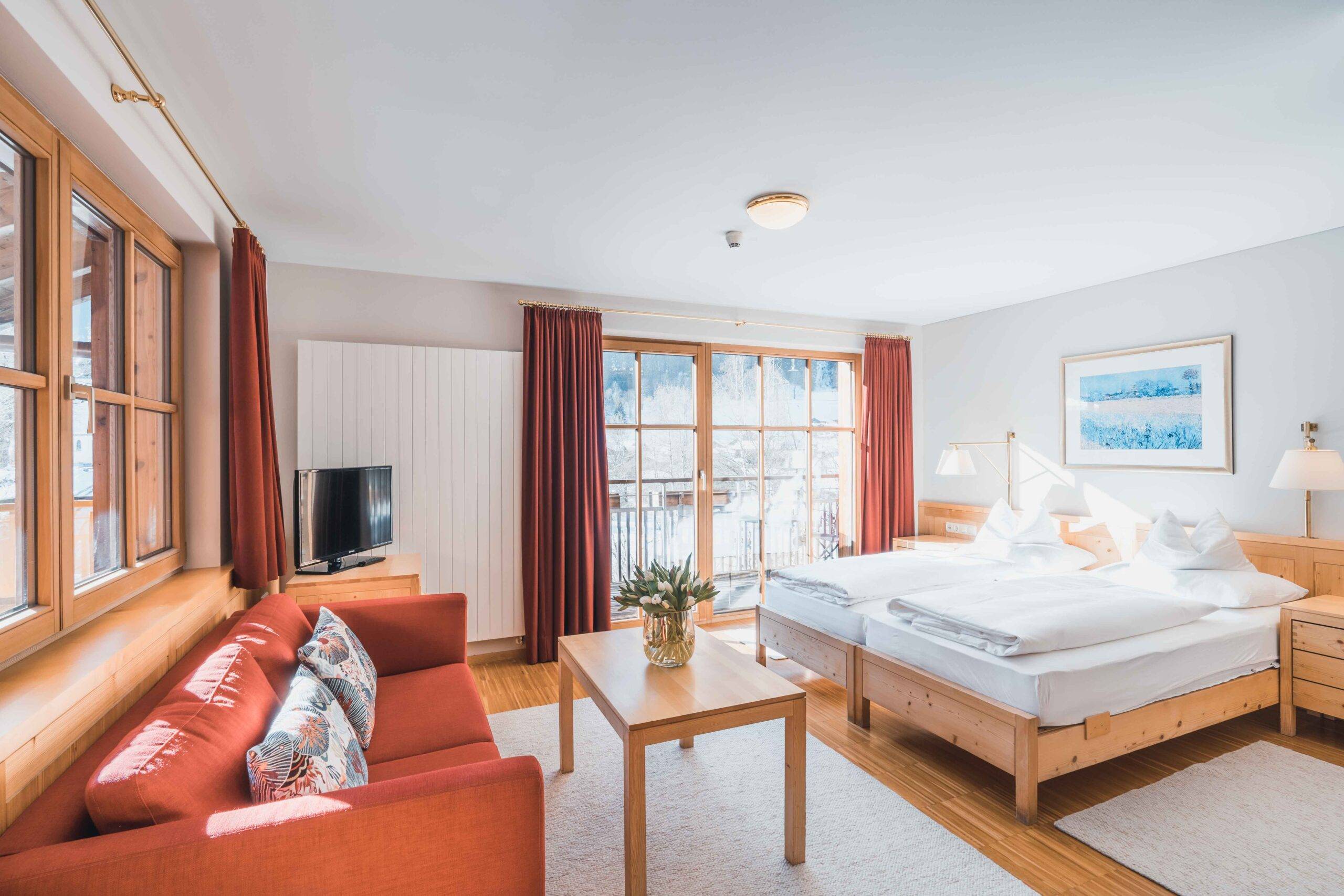 Felbermayer in Gaschurn – Helles Doppelzimmer mit Balkon und Bergblick | Wellnesshotel Montafon