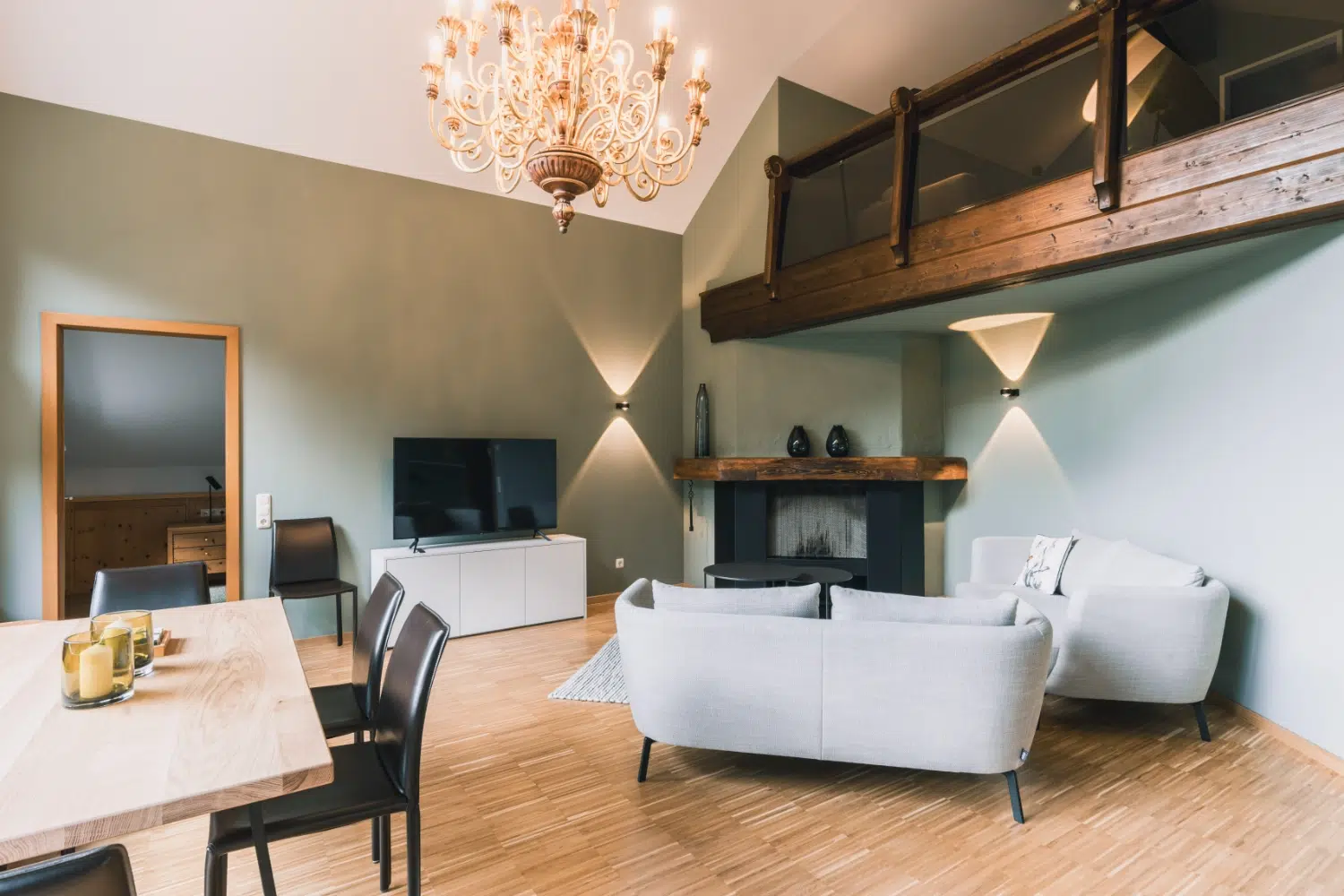 Felbermayer in Gaschurn – Geräumiger Wohnbereich mit Kamin und Kronleuchter | Wellnesshotel Montafon