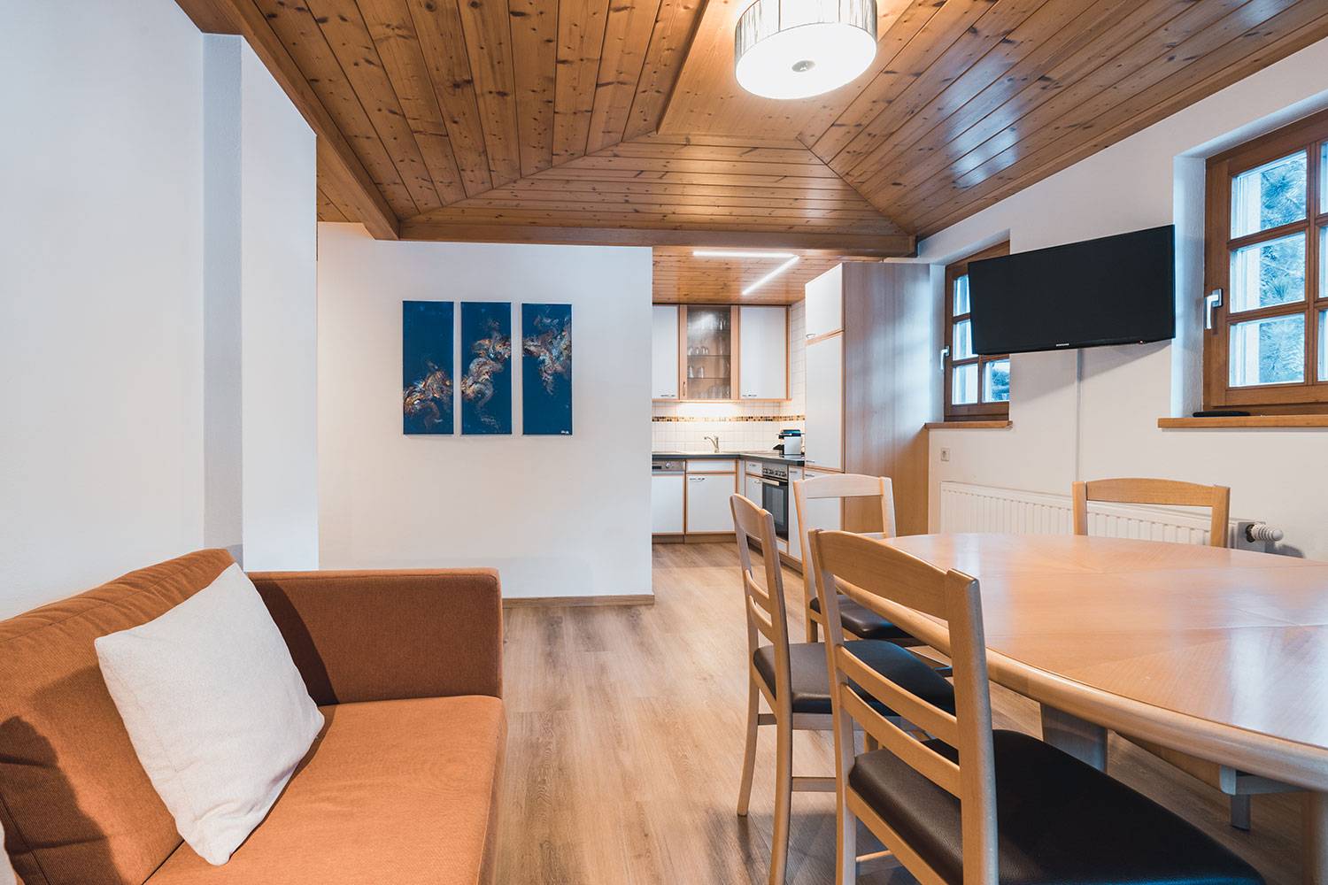 Felbermayer in Gaschurn – Gemütlicher Wohn- und Essbereich mit Küchenzeile | Wellnesshotel Montafon