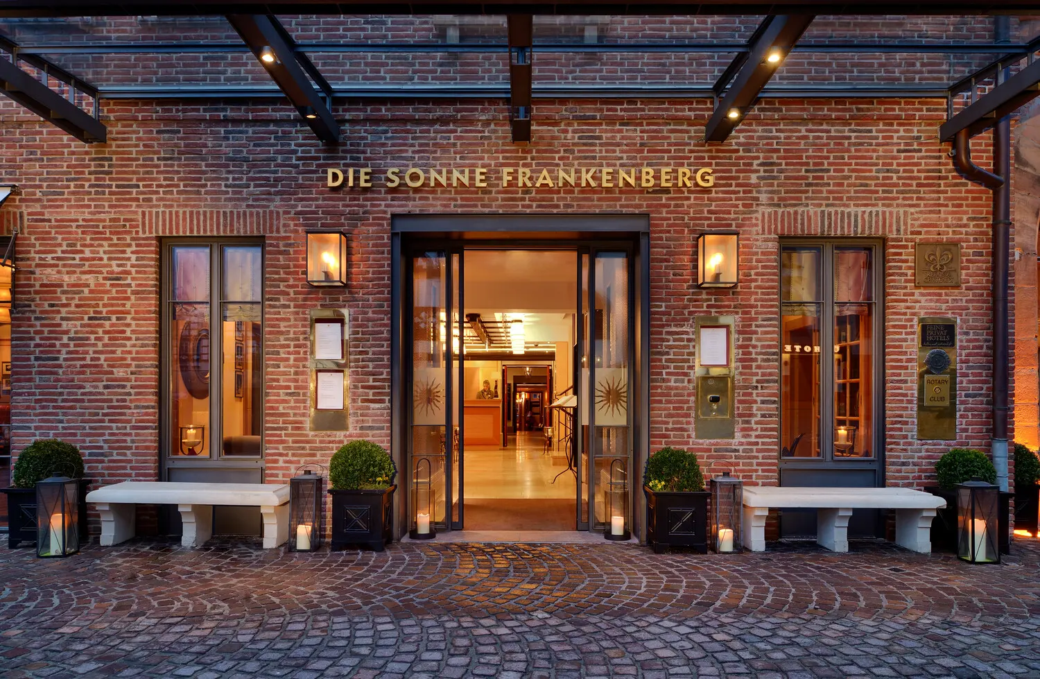Hotel Die Sonne Frankenberg in Frankenberg – Einladender Hoteleingang mit beleuchtetem Schriftzug | Wellnesshotel Hessen