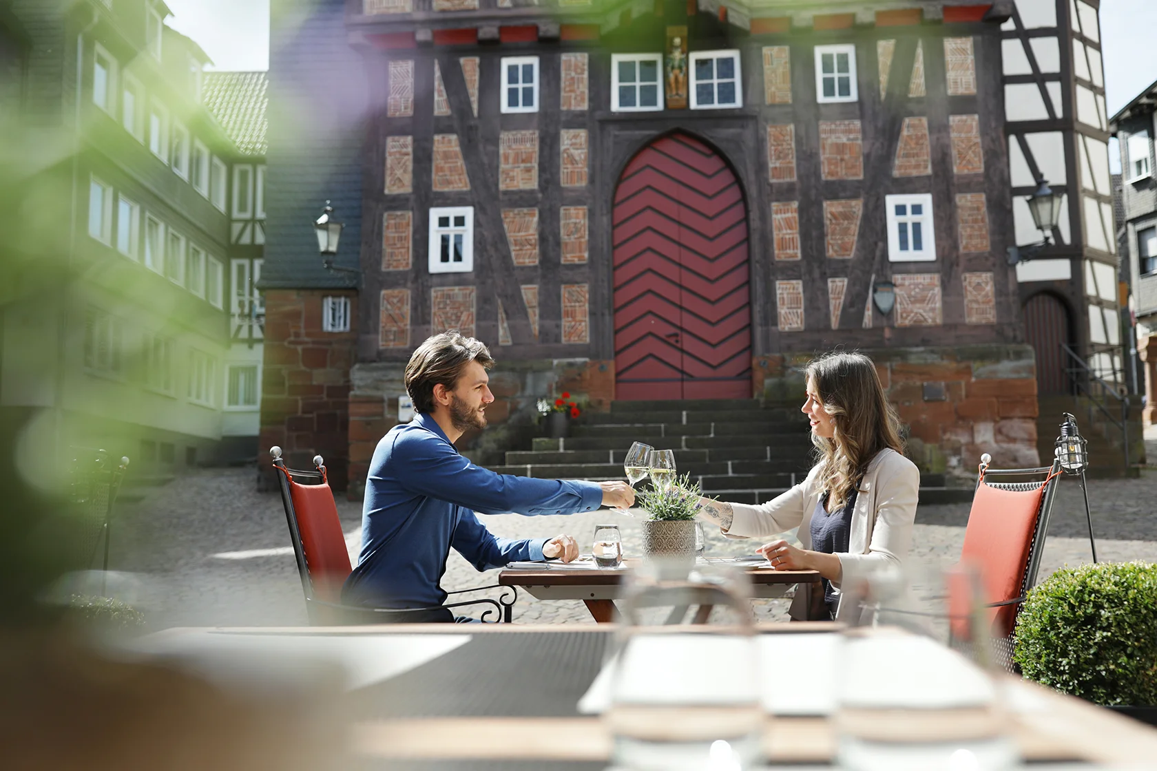 Hotel Die Sonne Frankenberg in Frankenberg – Paar beim Anstoßen auf der Außenterrasse | Wellnesshotel Hessen