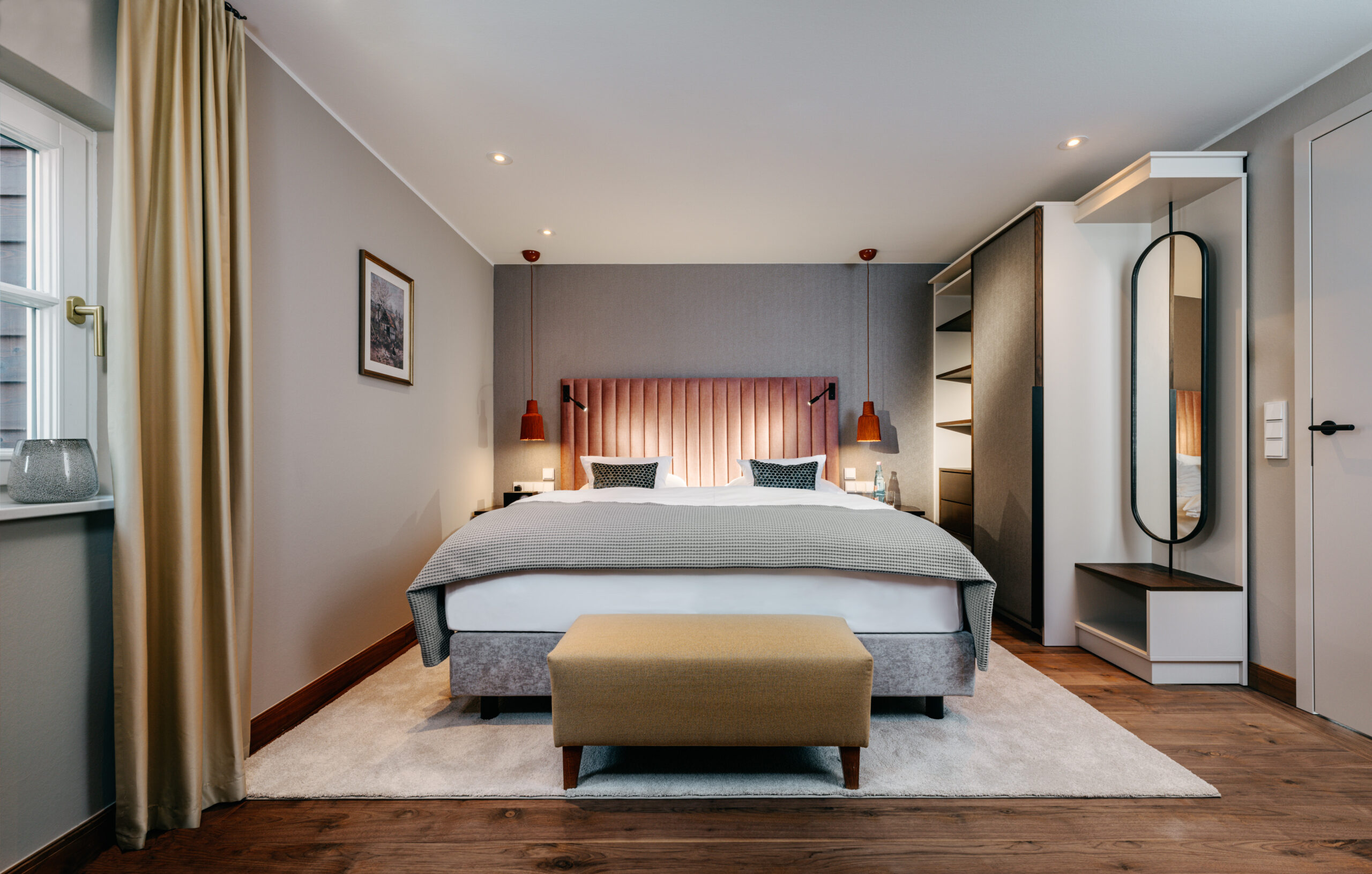 Hotel Die Sonne Frankenberg in Frankenberg – Modernes Doppelzimmer mit gemütlichem Bett und Sitzbank | Wellnesshotel Hessen
