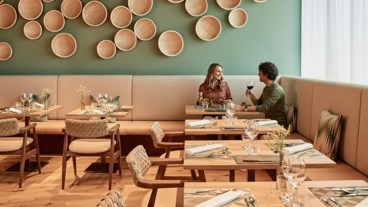 Ein Paar genießt ein Abendessen im stilvollen Restaurant des Falkensteiner Genuss & Wohlfühlhotel Mühlviertel.