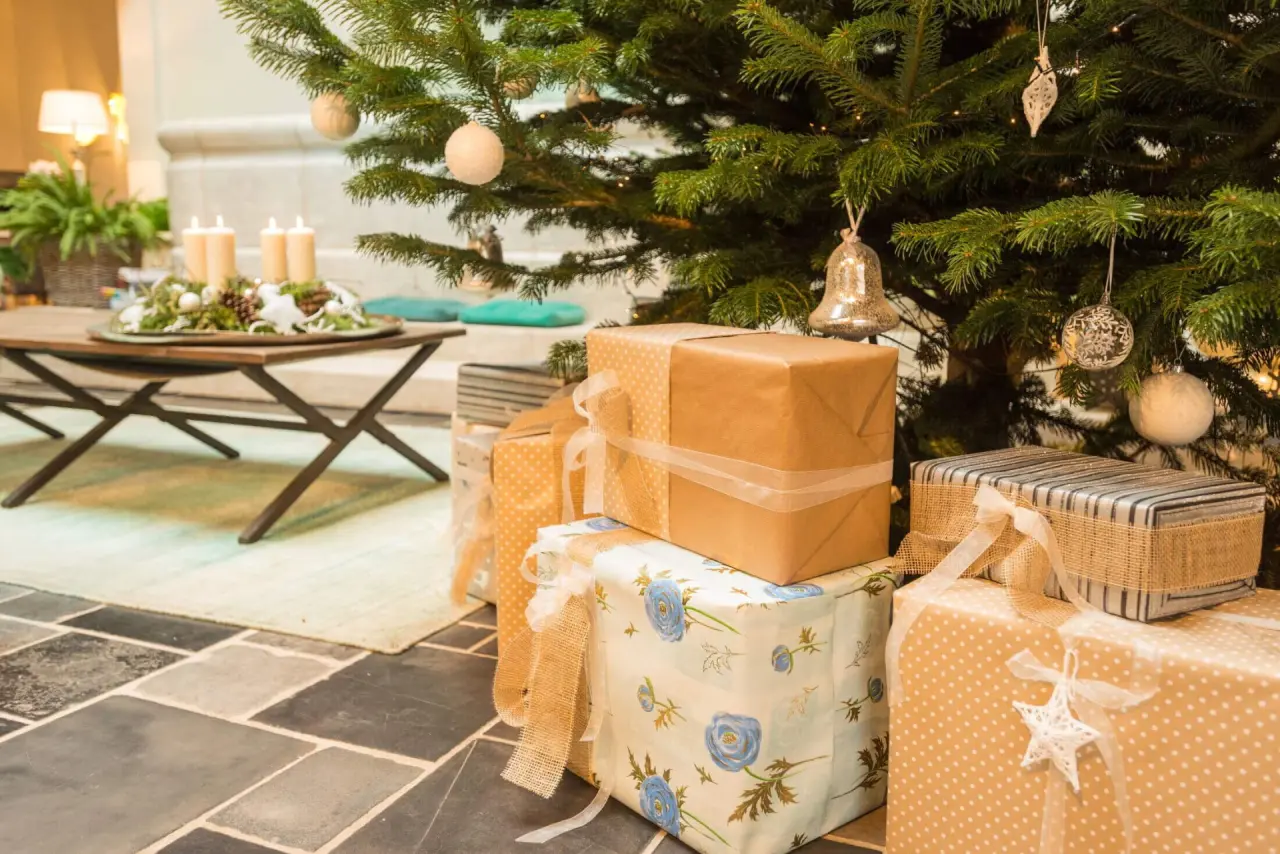 Weihnachtsbaum mit Geschenken und Adventskranz im festlich dekorierten BollAnts Spa im Park.