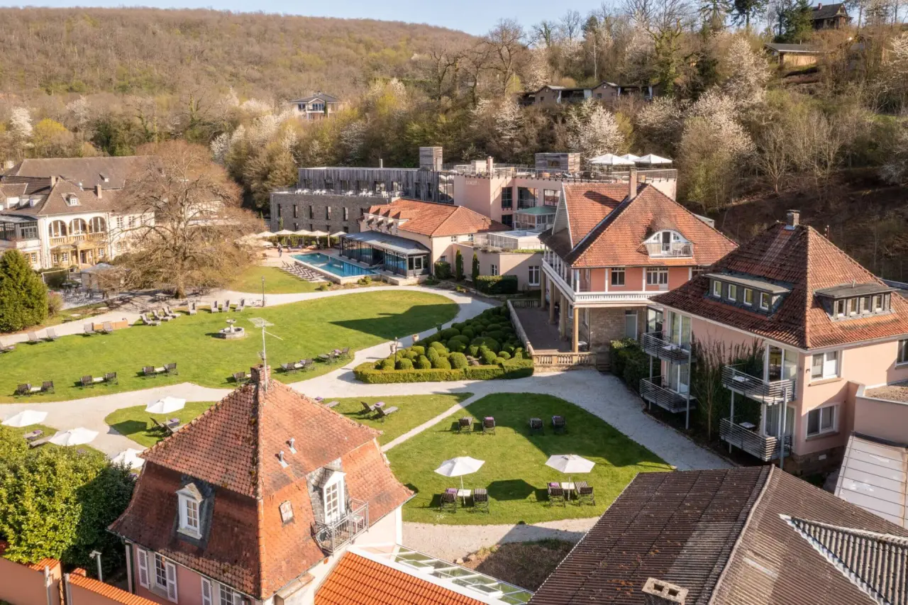 Luftaufnahme des BollAnts Spa im Park mit Hotelgebäuden, großem Garten, Außenpool und umliegender Natur.