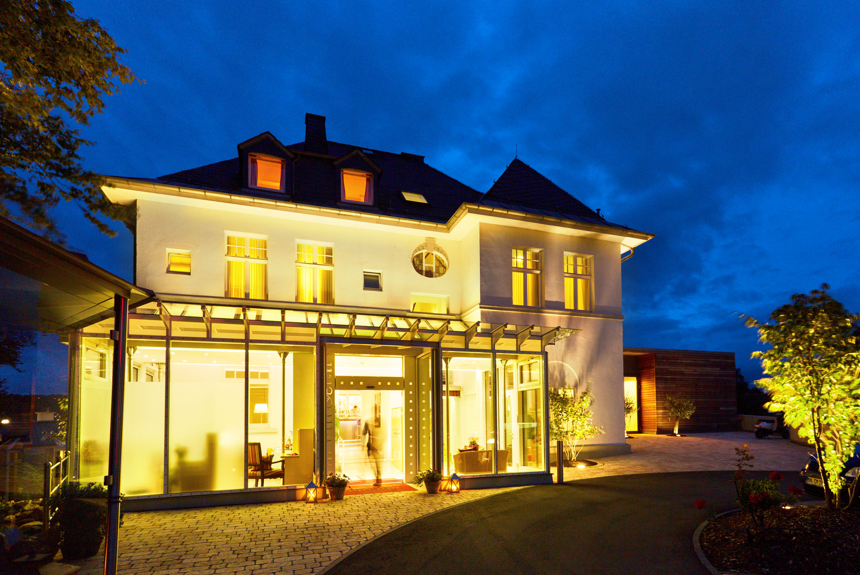Hotel Villa Hügel in Trier – Beleuchteter Hoteleingang bei Nacht | Wellnesshotel Mosel