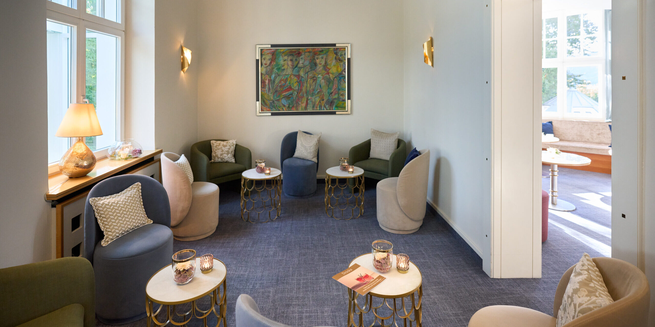 Hotel Villa Hügel in Trier – Gemütliche Lounge mit stilvollen Sesseln und Kunst | Wellnesshotel Mosel