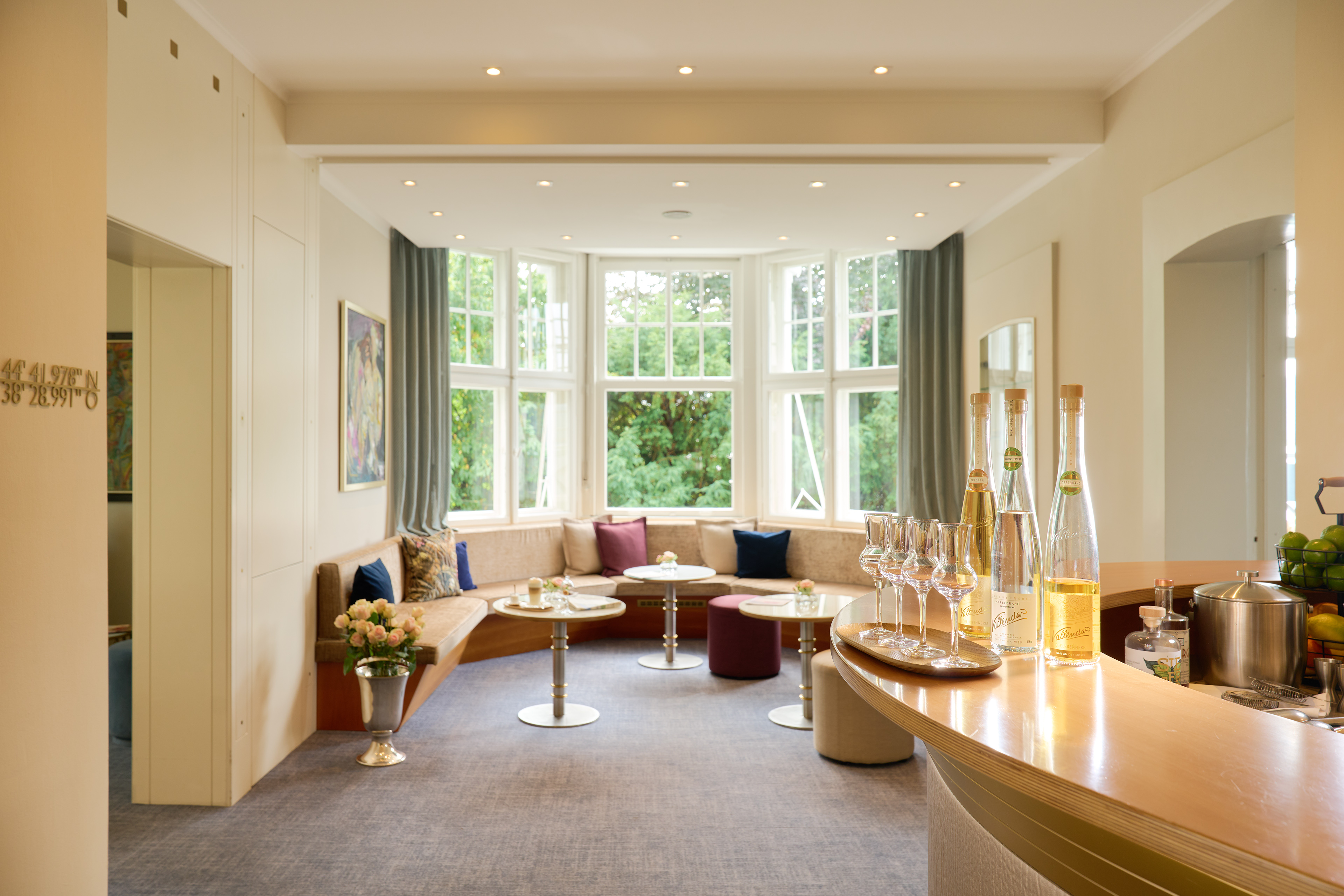 Hotel Villa Hügel in Trier – Helle Lounge mit großen Fenstern und Getränkebar | Wellnesshotel Mosel