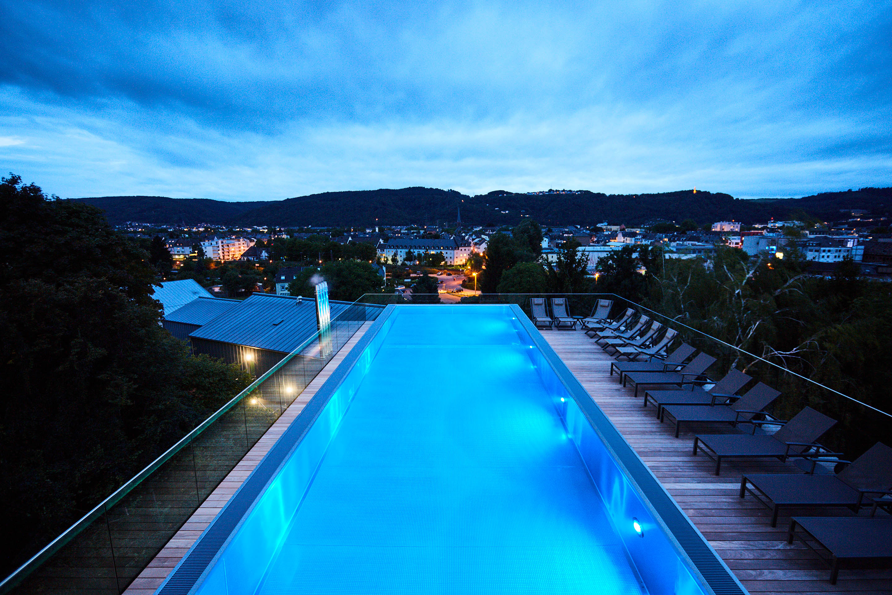 Hotel Villa Hügel in Trier – Beleuchteter Infinity-Außenpool bei Dämmerung | Wellnesshotel Mosel